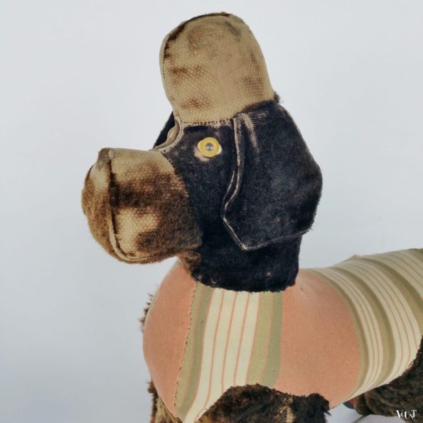 Vintage speelgoedpoedel op wielen