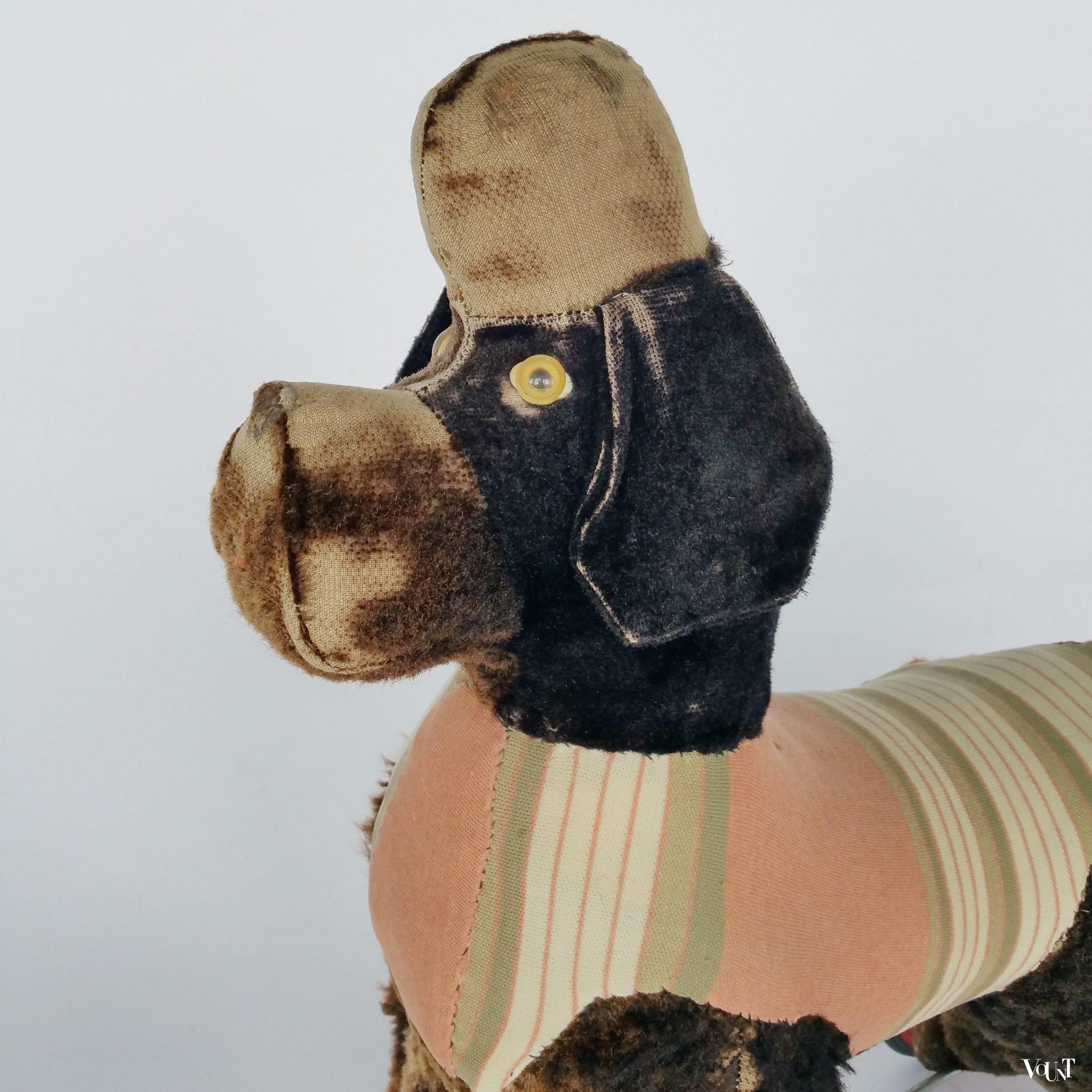 Vintage speelgoedpoedel op wielen