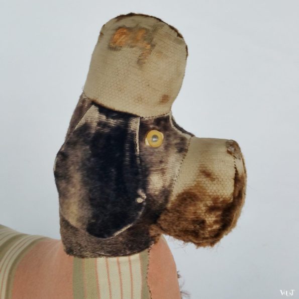 Vintage speelgoedpoedel op wielen