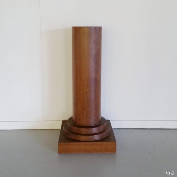 Houten zuil / pied de stalle