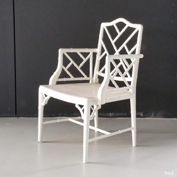 Vintage faux bamboo Chippendale stoel met armleuning