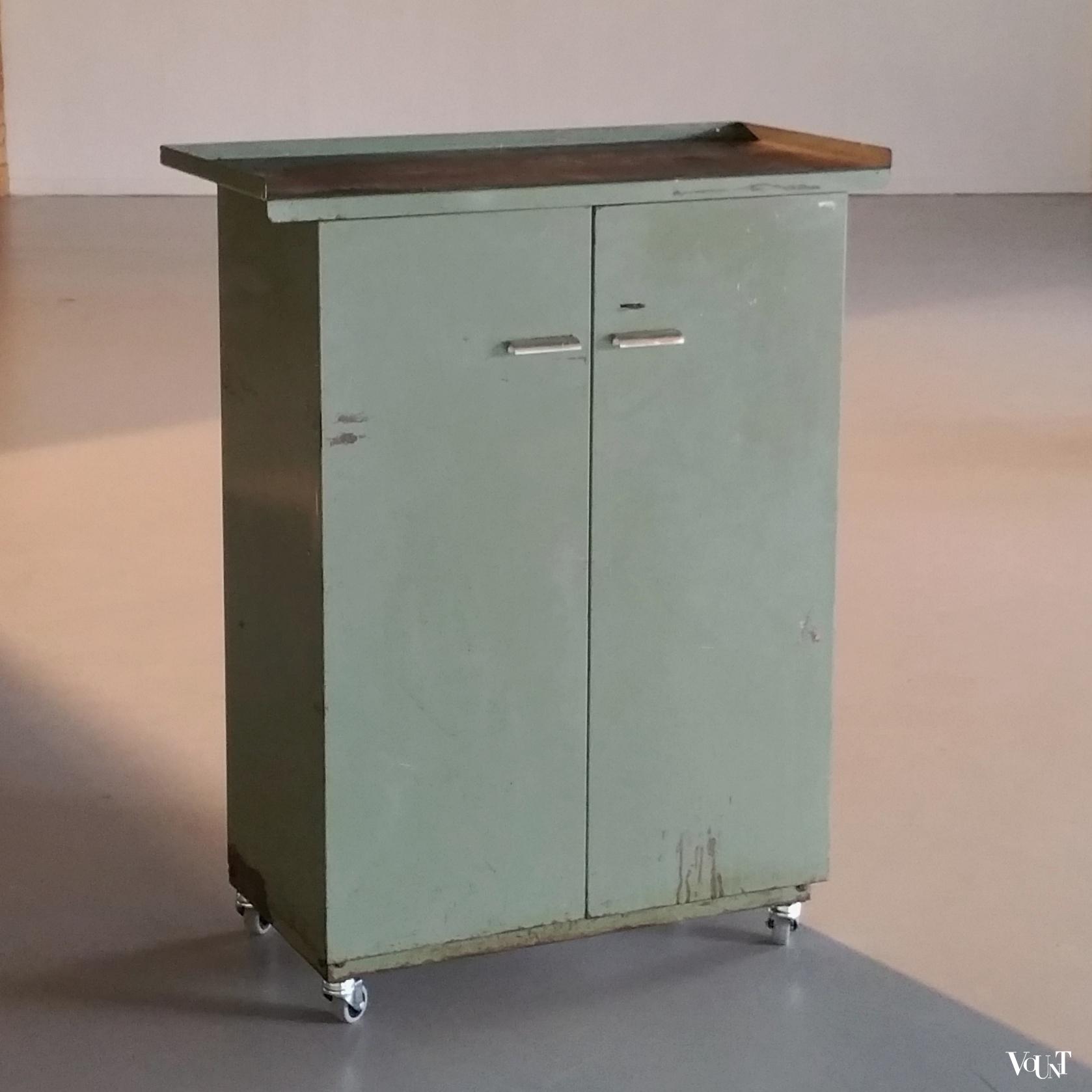 Vintage industriële werkkast op wielen, Overtoom, ca. jaren '60