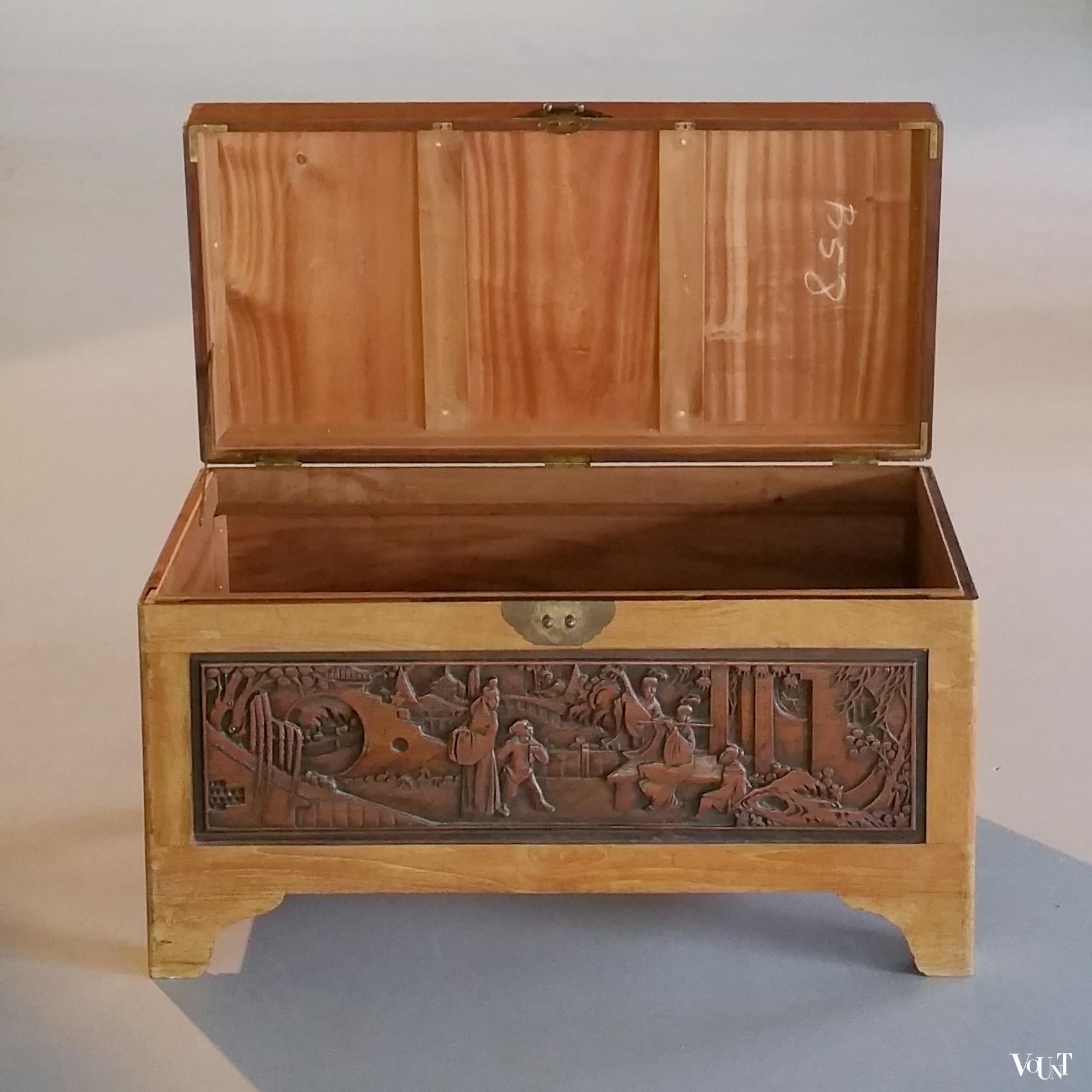 Vintage Chinese kist met houtsnijwerk