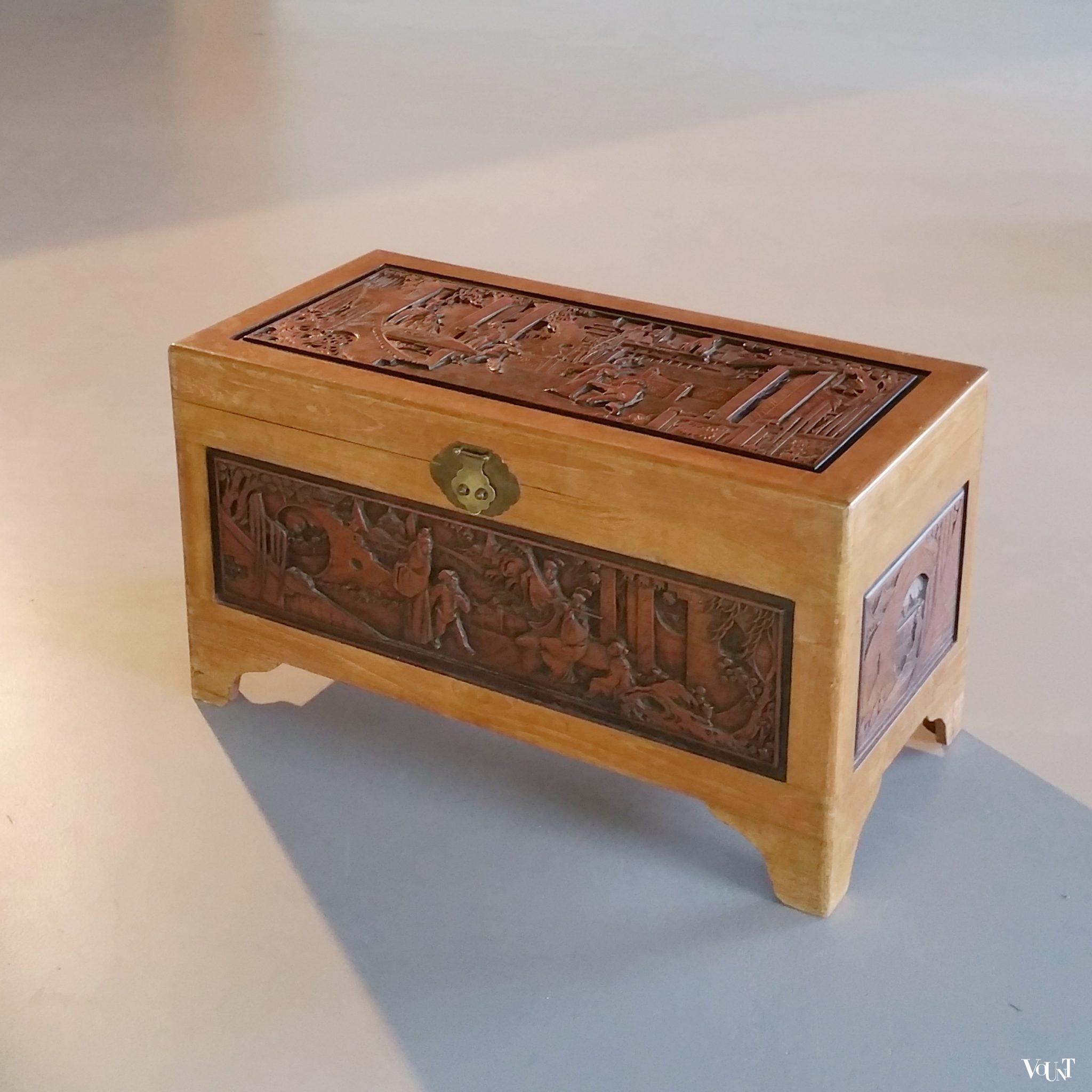 Vintage Chinese kist met houtsnijwerk