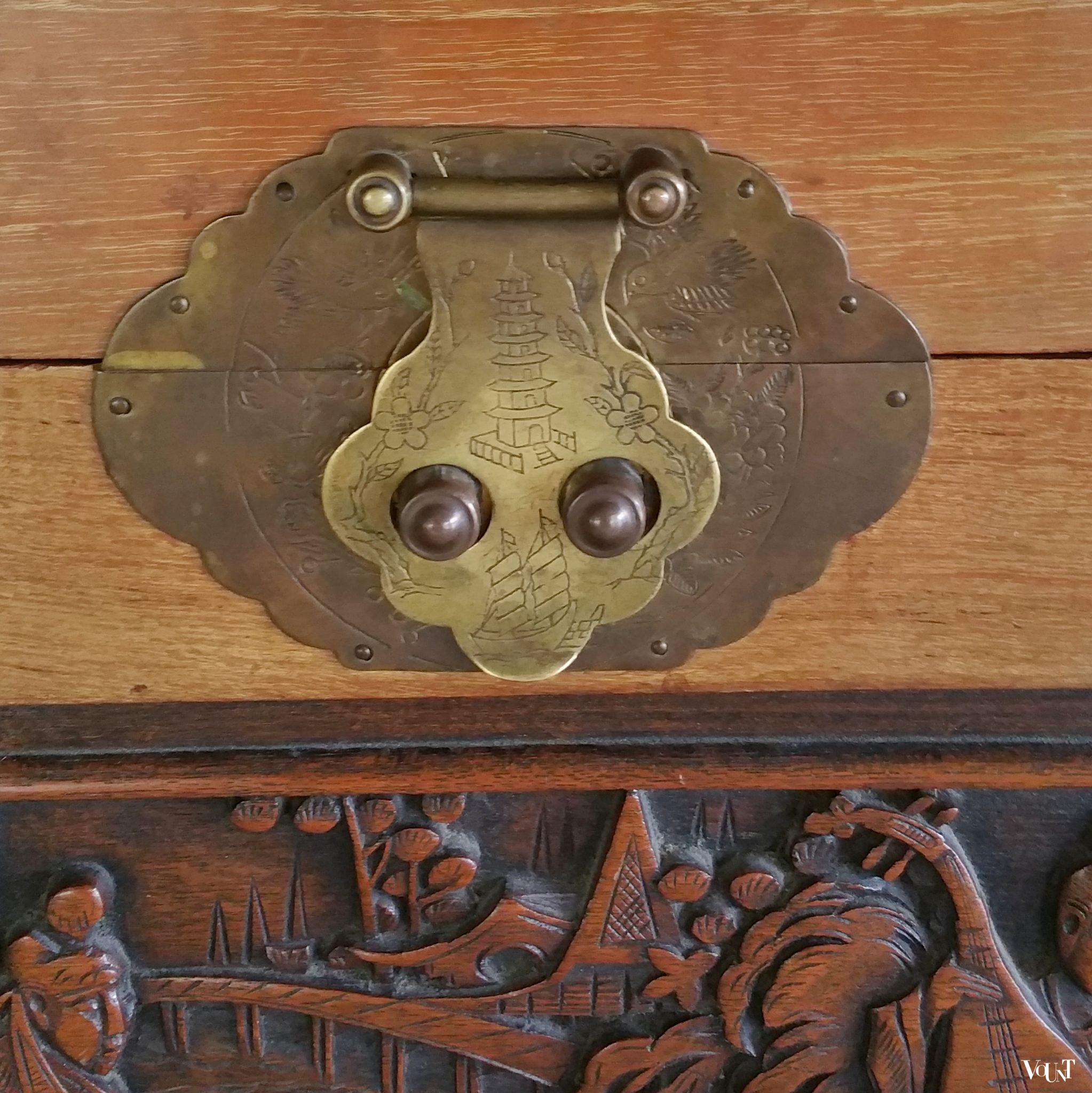 Vintage Chinese kist met houtsnijwerk