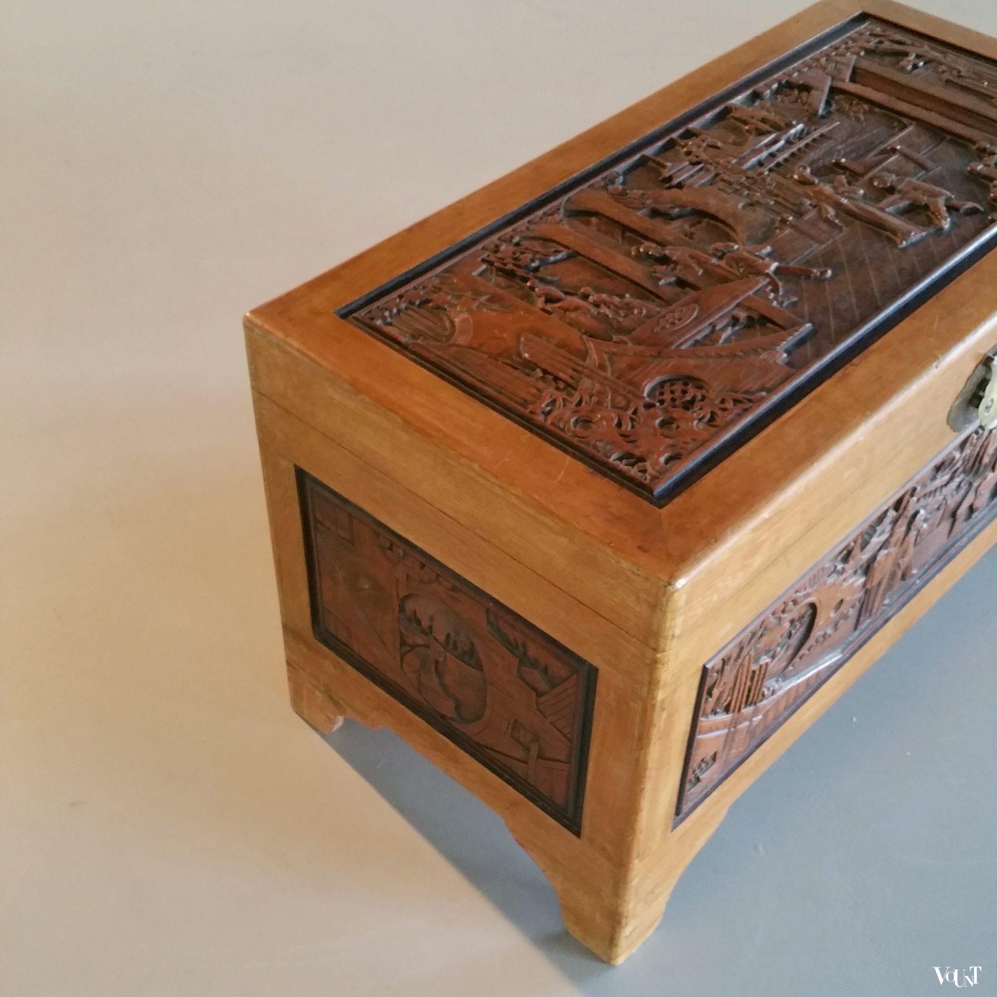 Vintage Chinese kist met houtsnijwerk