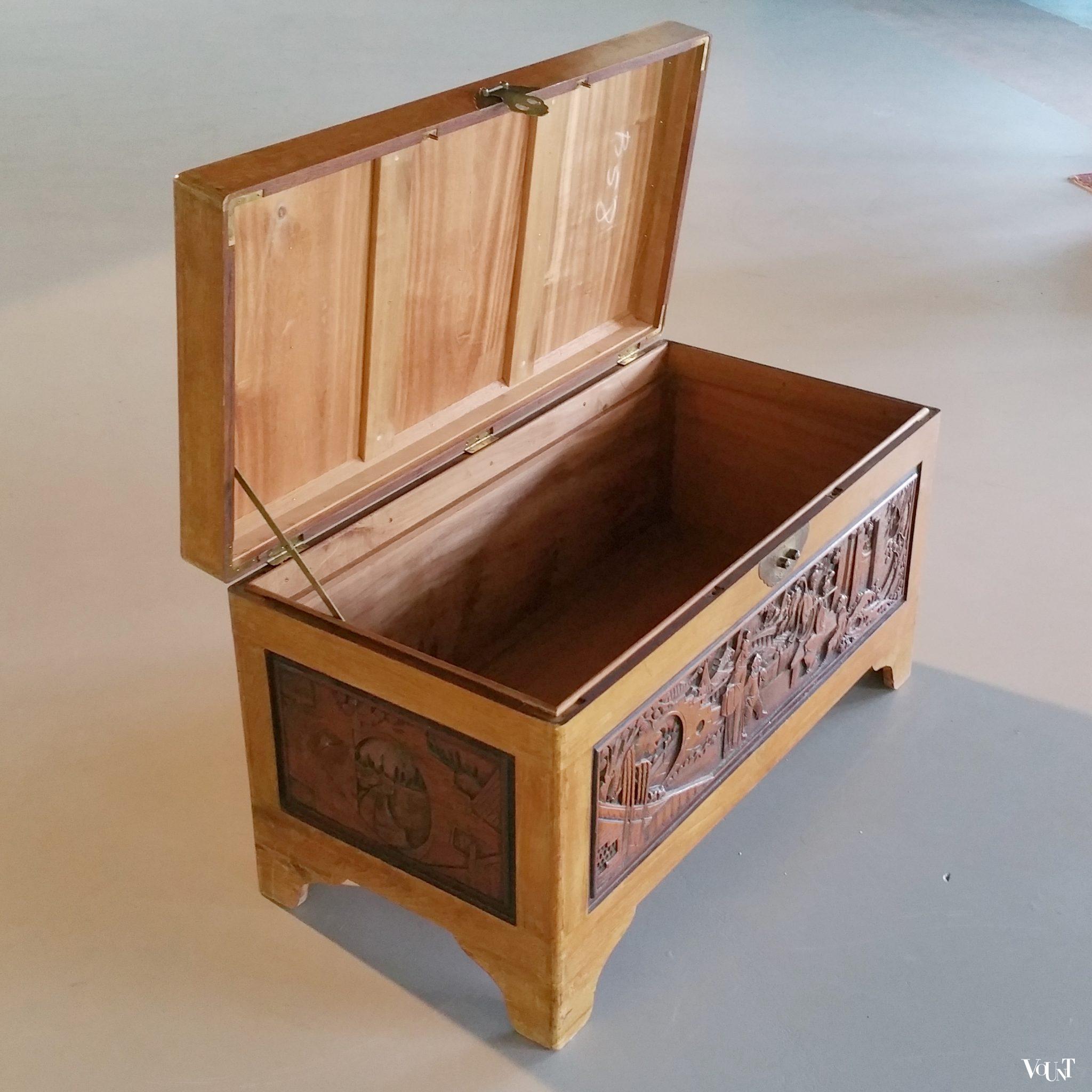 Vintage Chinese kist met houtsnijwerk