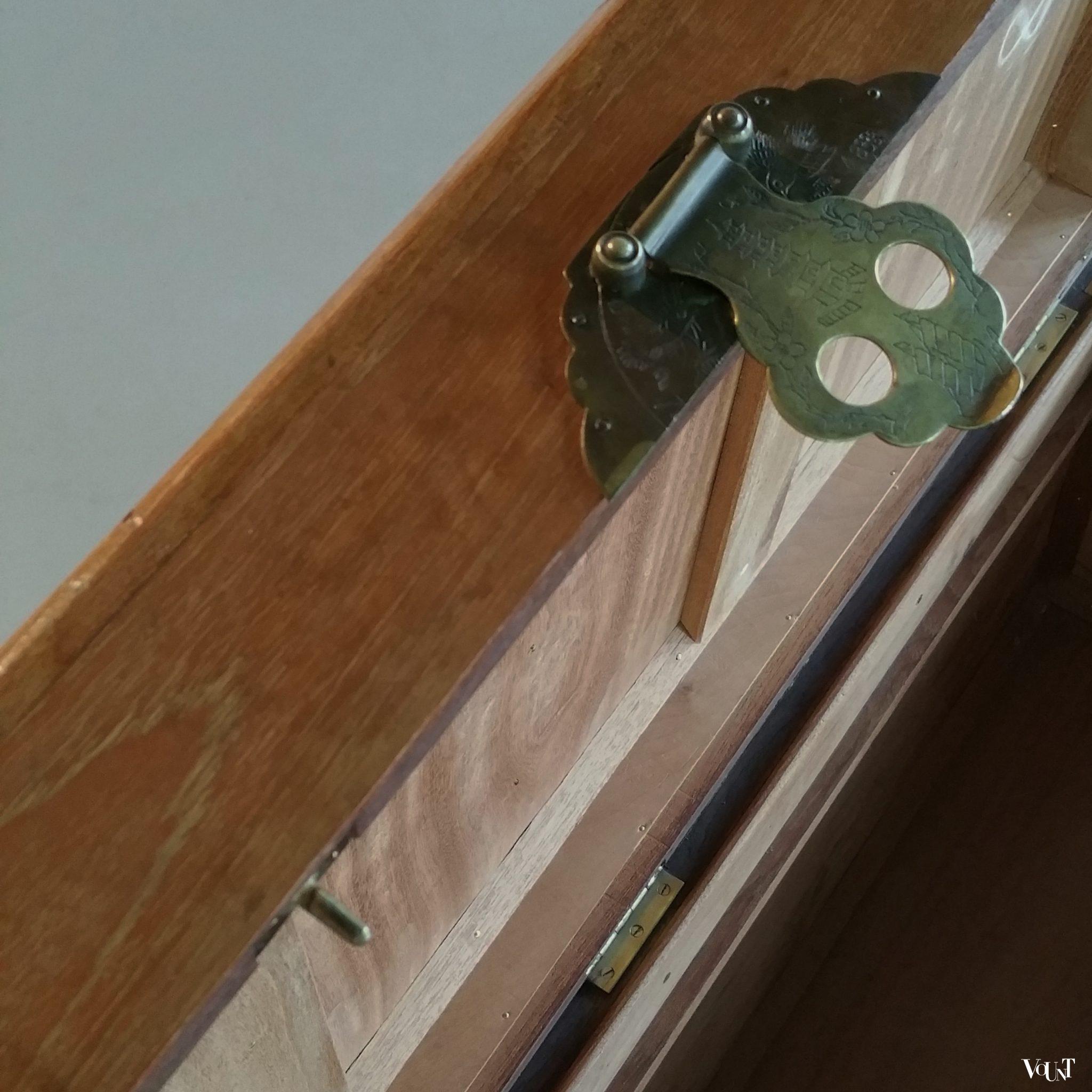 Vintage Chinese kist met houtsnijwerk