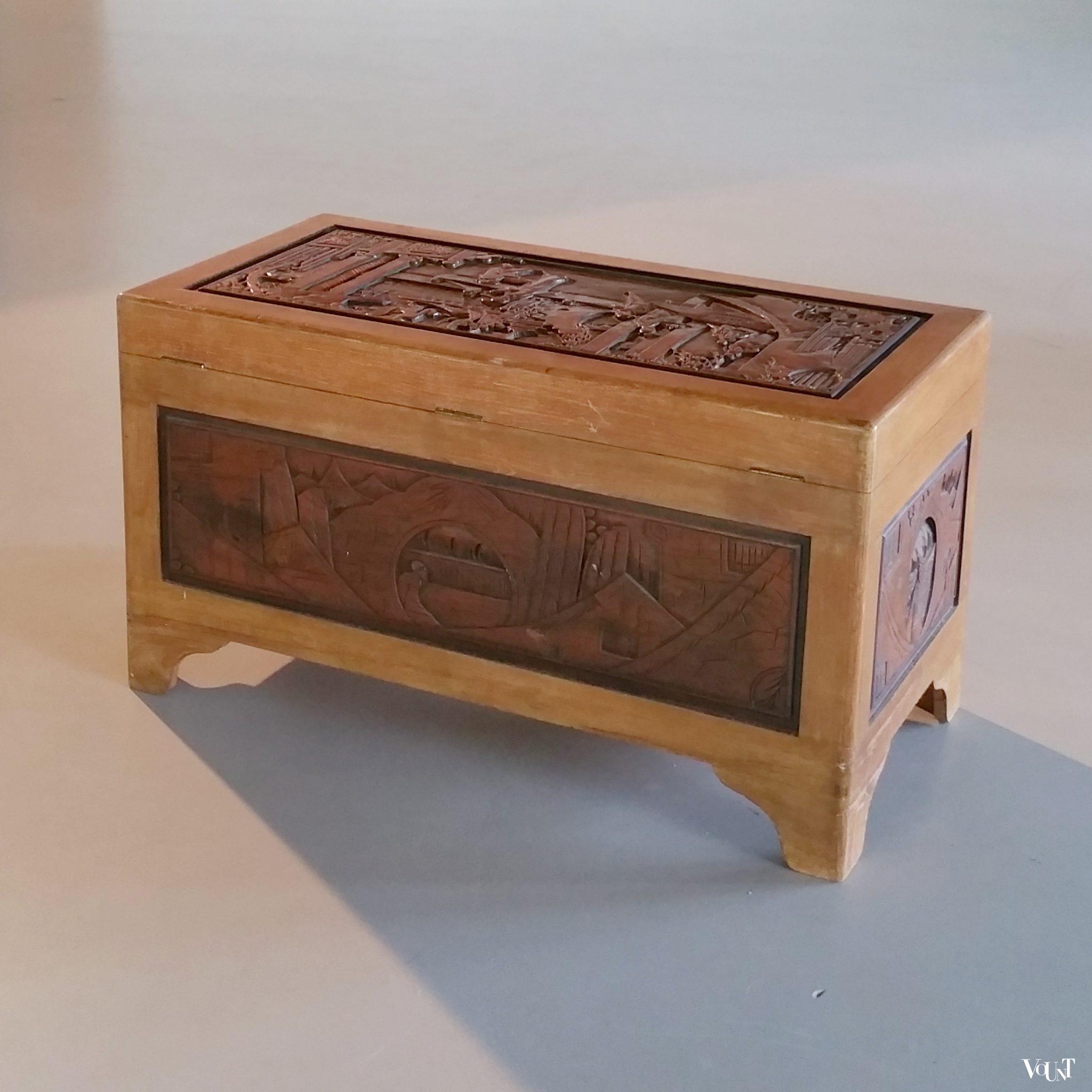 Vintage Chinese kist met houtsnijwerk