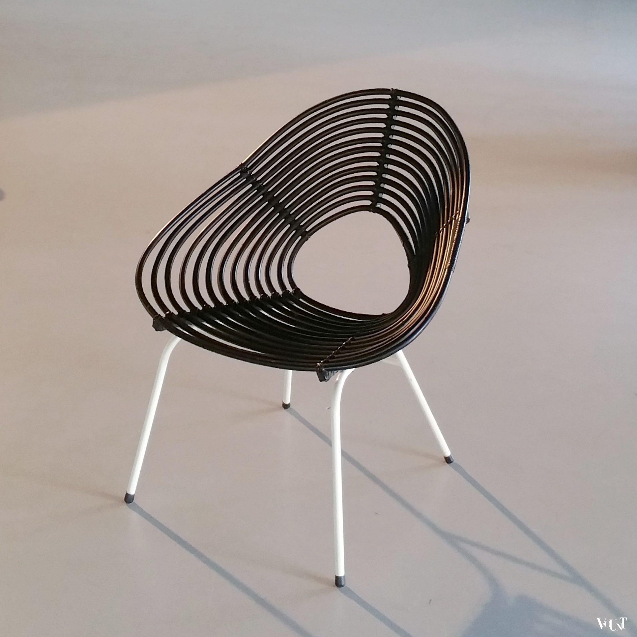 Rond zwart rotan design stoeltje, R. Broekhuizen voor Rohé Noordwolde, jaren '60