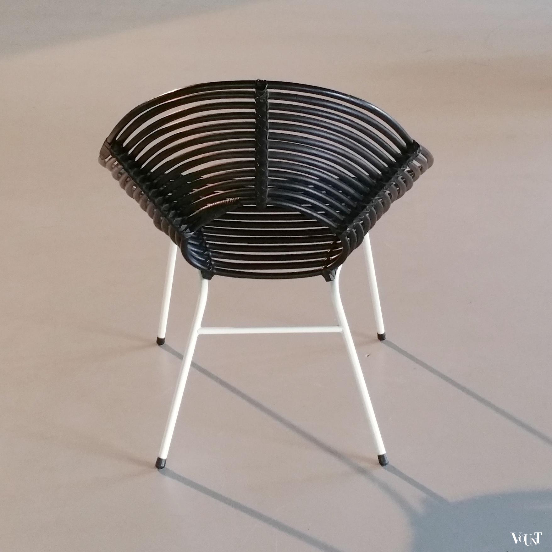 Rond zwart rotan design stoeltje, R. Broekhuizen voor Rohé Noordwolde, jaren '60