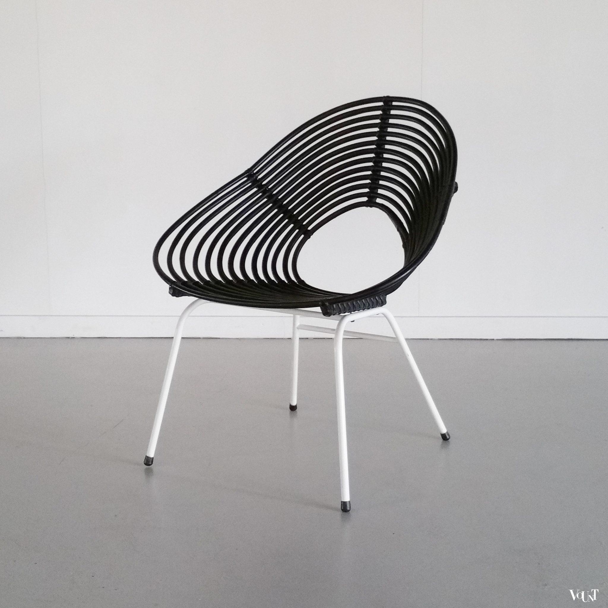 Rond zwart rotan design stoeltje, R. Broekhuizen voor Rohé Noordwolde, jaren '60
