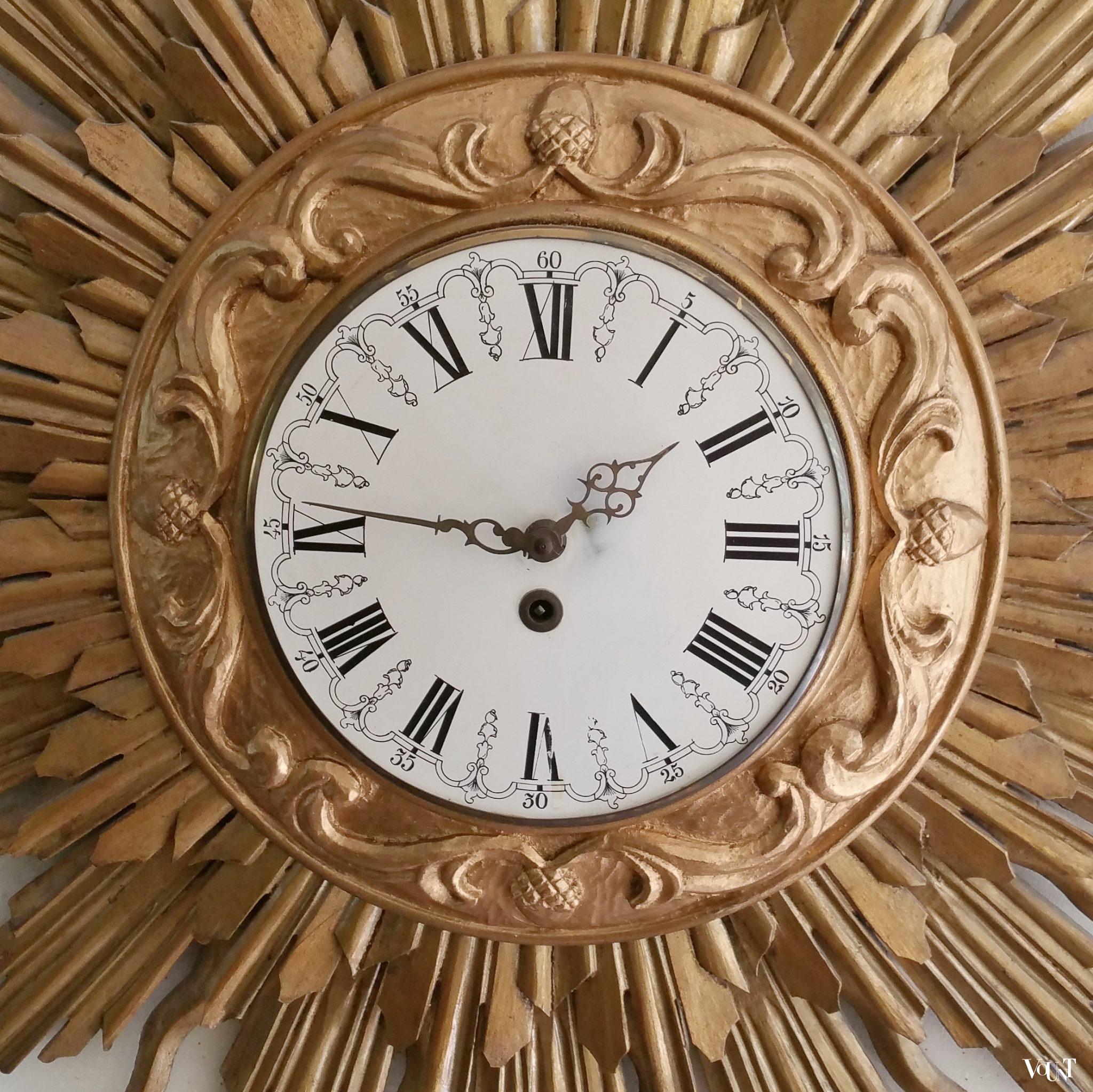 Grote houten zonneklok, Stijlklokkenfabriek C.J.H. Sens en Zn. Den Haag, jaren '60