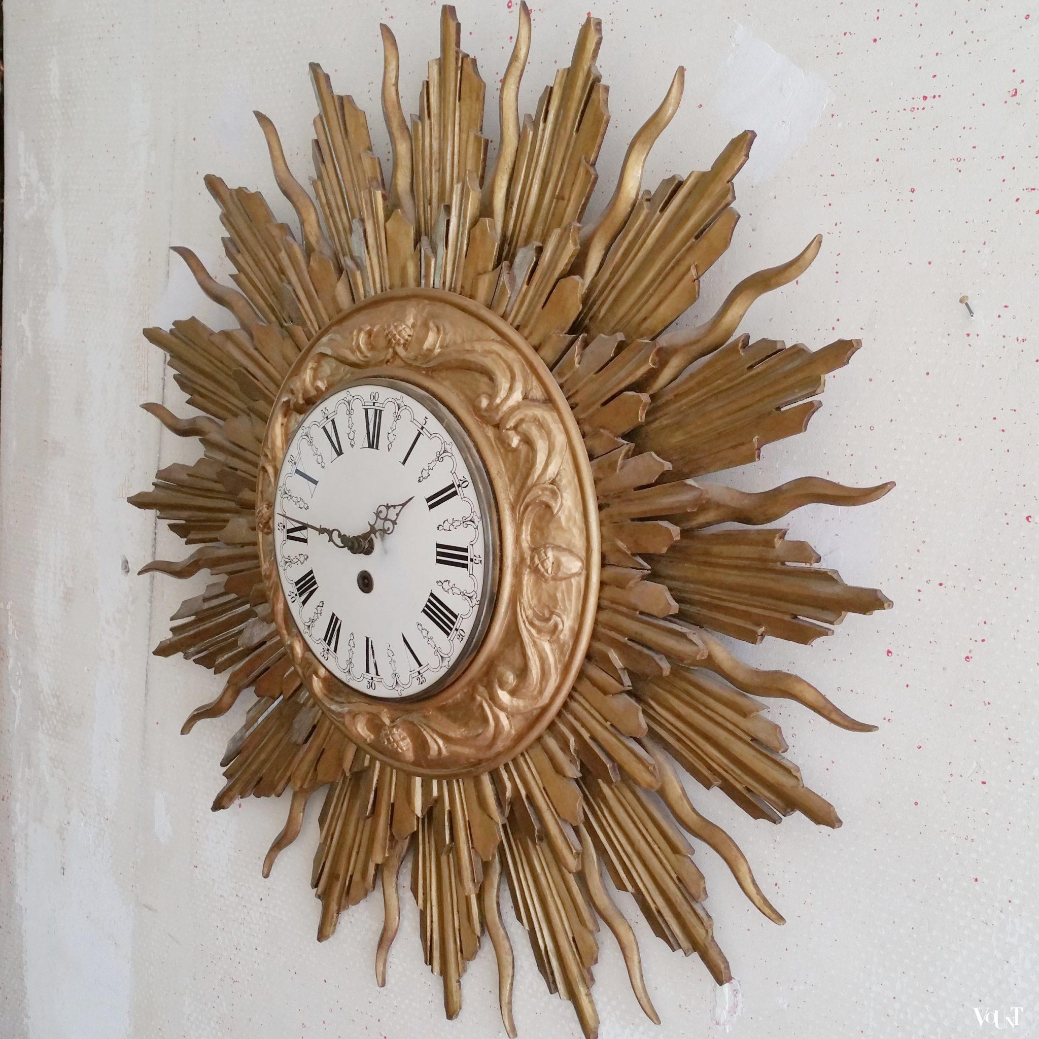 Grote houten zonneklok, Stijlklokkenfabriek C.J.H. Sens en Zn. Den Haag, jaren '60