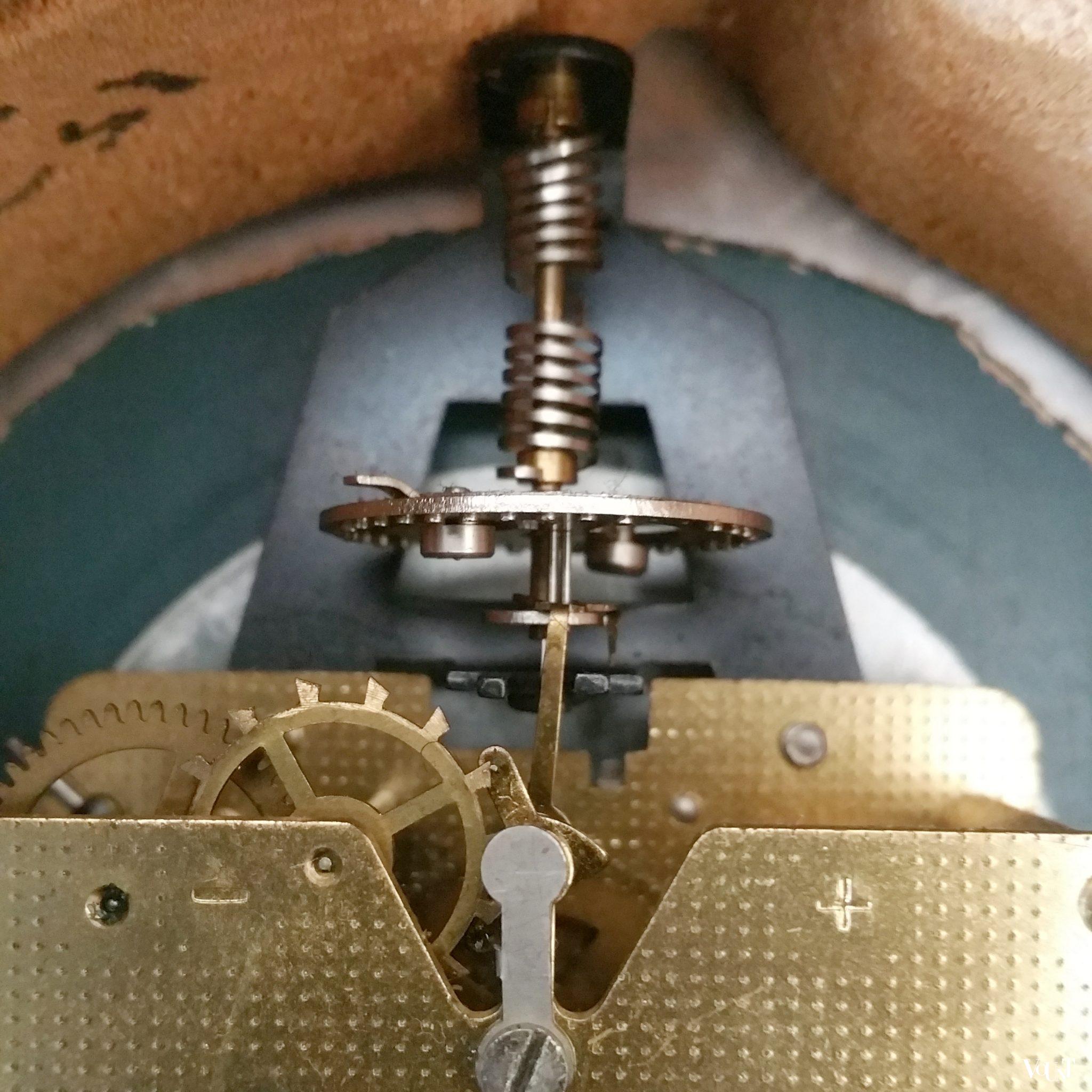 Grote houten zonneklok, Stijlklokkenfabriek C.J.H. Sens en Zn. Den Haag, jaren '60