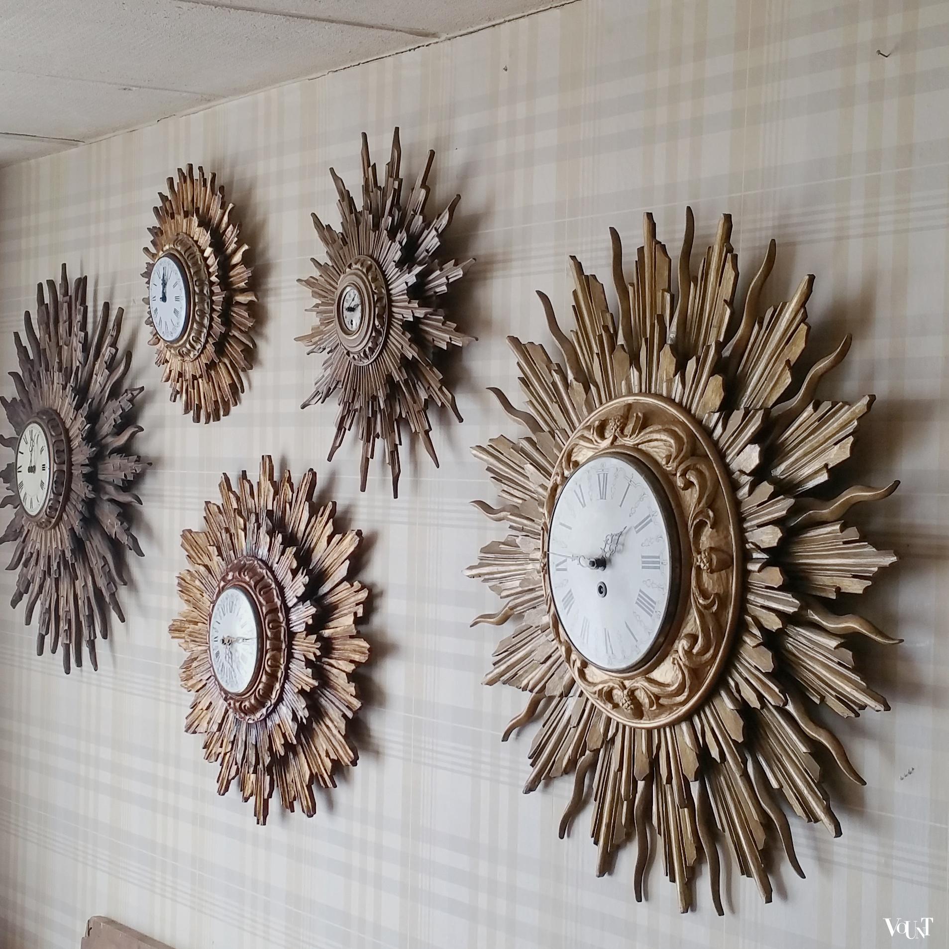 Grote houten zonneklok, Stijlklokkenfabriek C.J.H. Sens en Zn. Den Haag, jaren '60