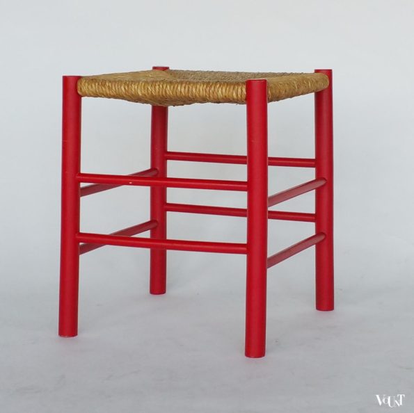 Vintage rood houten krukje met biezen zitting