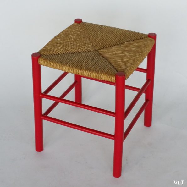 Vintage rood houten krukje met biezen zitting