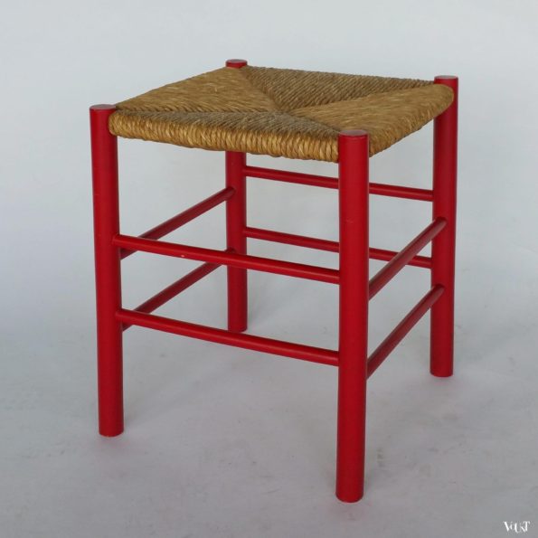 Vintage rood houten krukje met biezen zitting