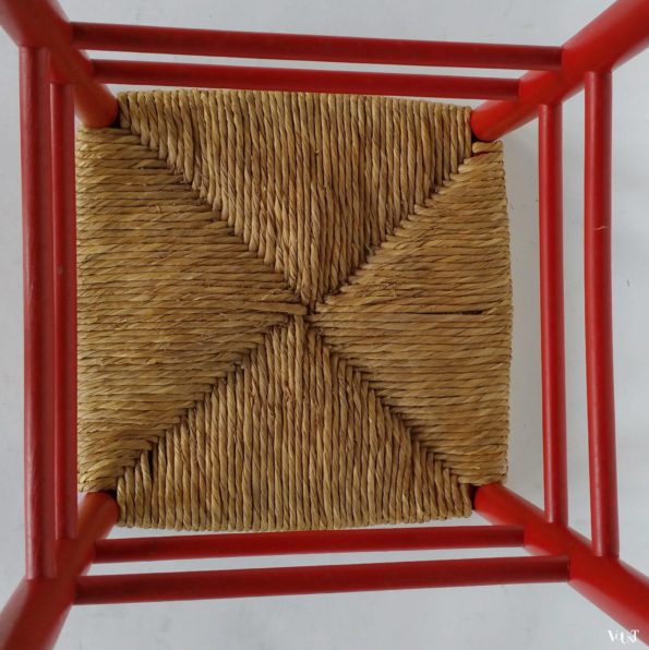 Vintage rood houten krukje met biezen zitting