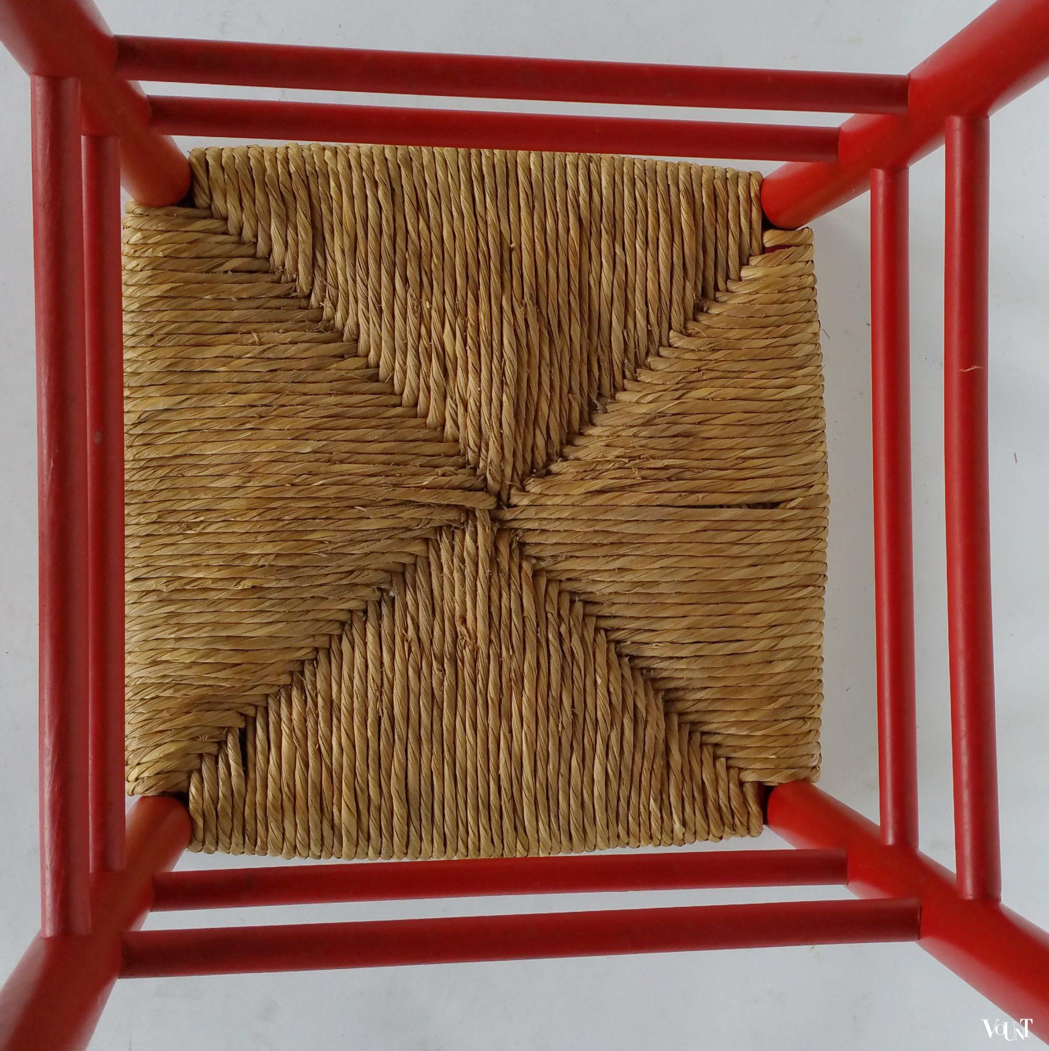 Vintage rood houten krukje met biezen zitting