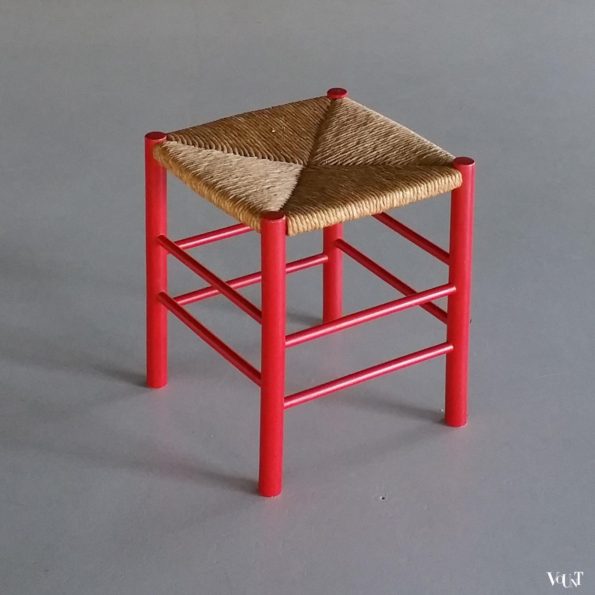 Vintage rood houten krukje met biezen zitting