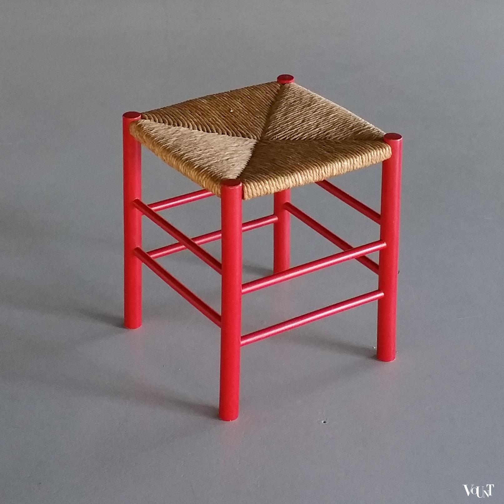 Vintage rood houten krukje met biezen zitting