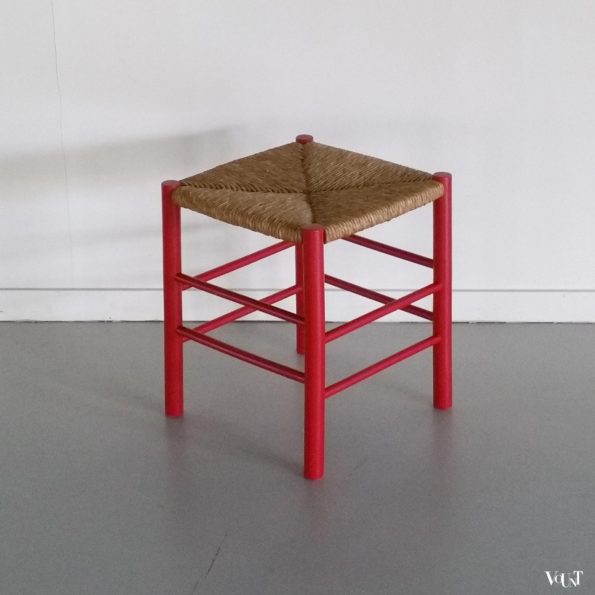 Vintage rood houten krukje met biezen zitting
