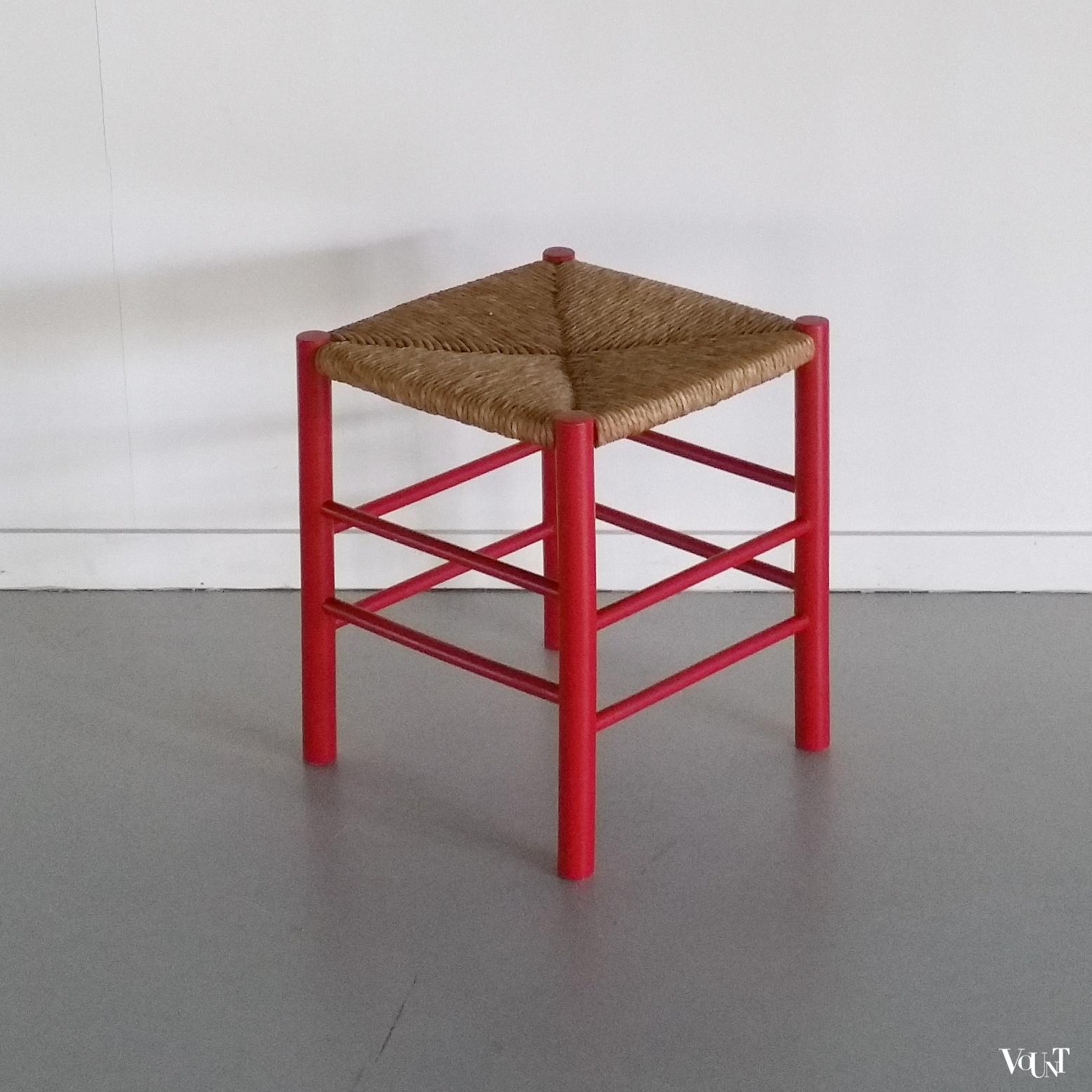 Vintage rood houten krukje met biezen zitting