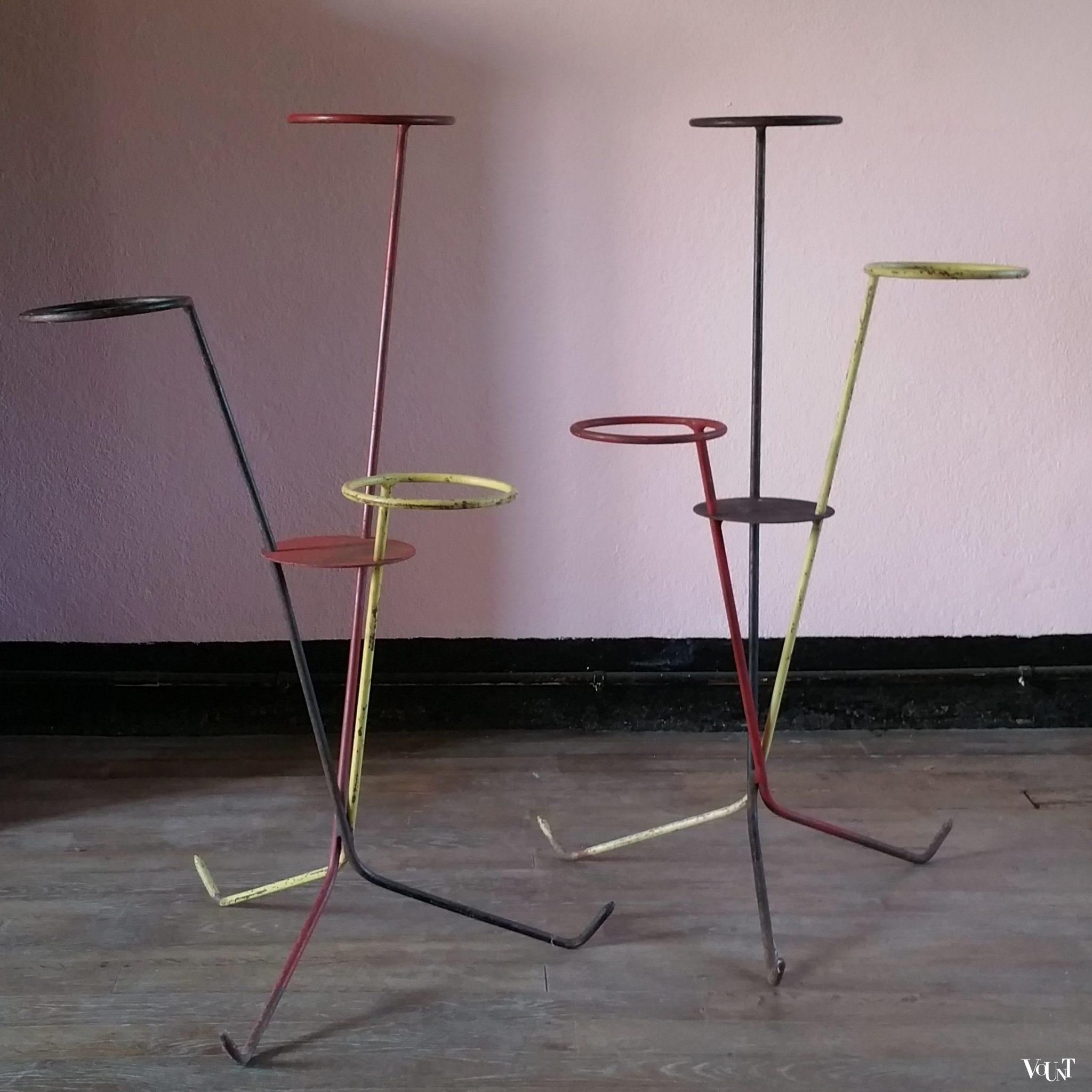 Set van 2 minimalistische metalen plantenstandaards, jaren ‘50