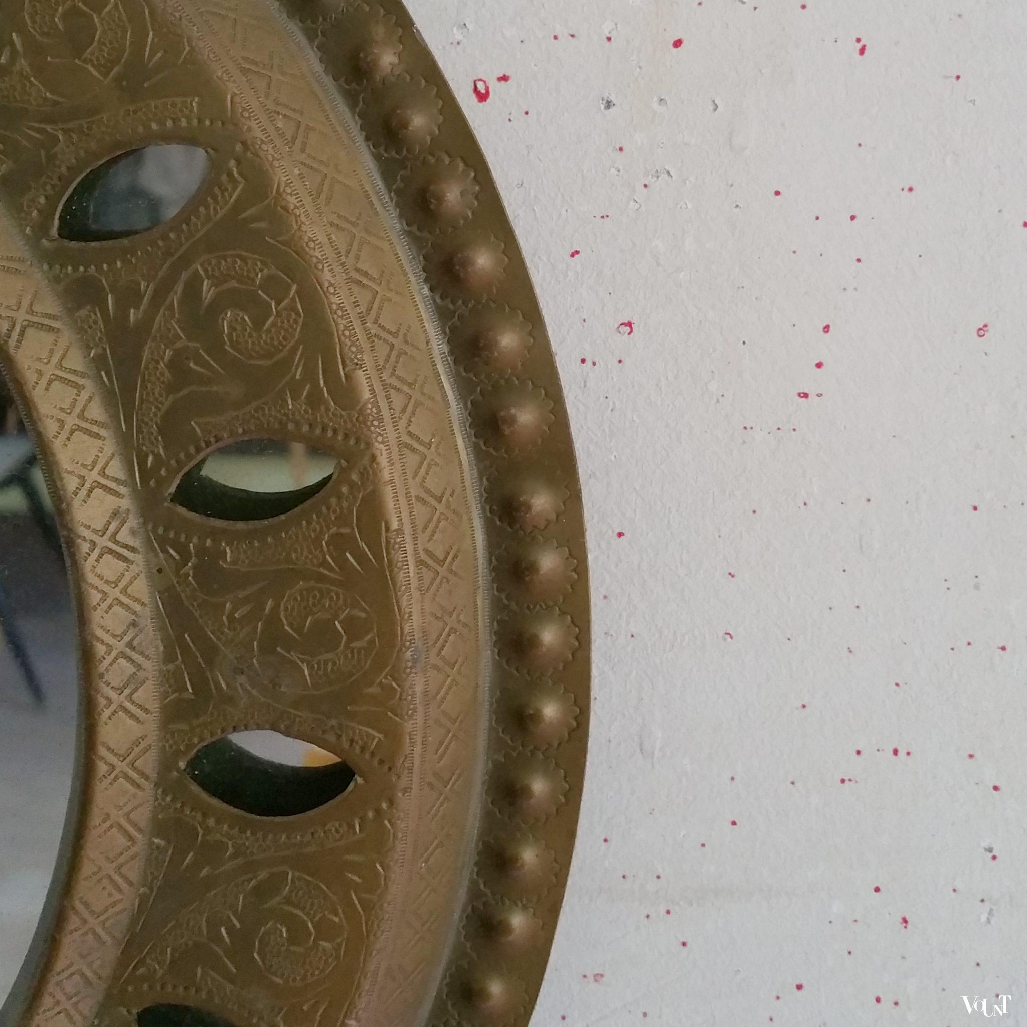 Bewerkte ronde geel koperen spiegel, jaren '50/'60