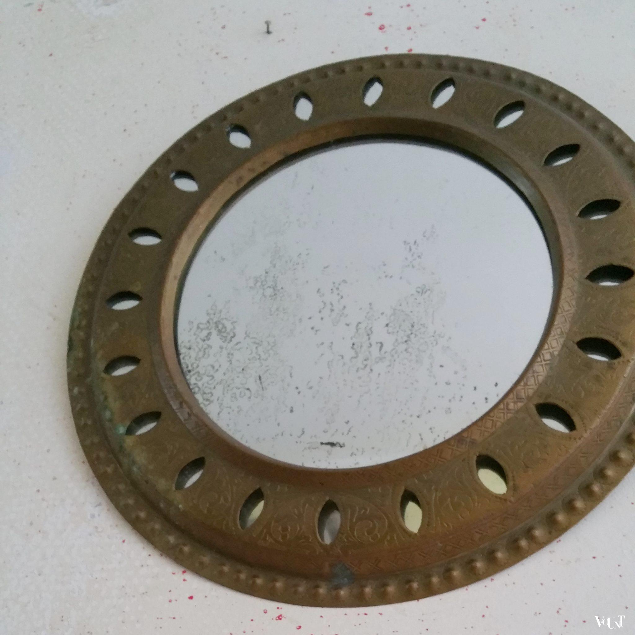 Bewerkte ronde geel koperen spiegel, jaren '50/'60