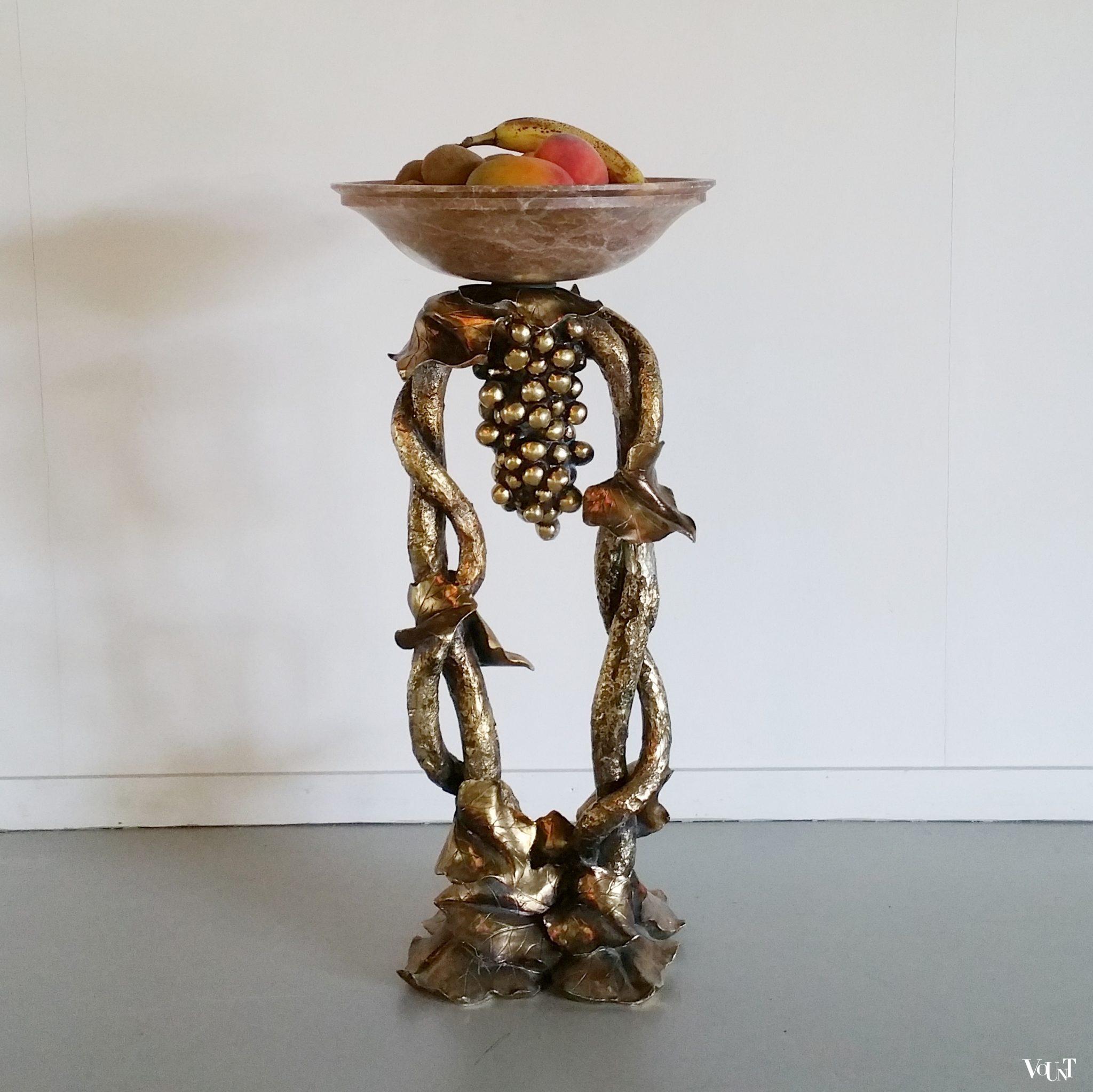 Fruitschaal van albast op goudkleurige wijnrank, jaren '60