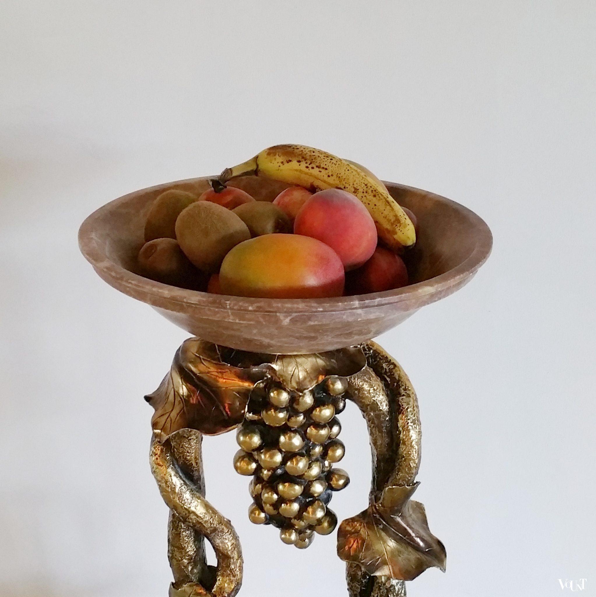 Fruitschaal van albast op goudkleurige wijnrank, jaren '60