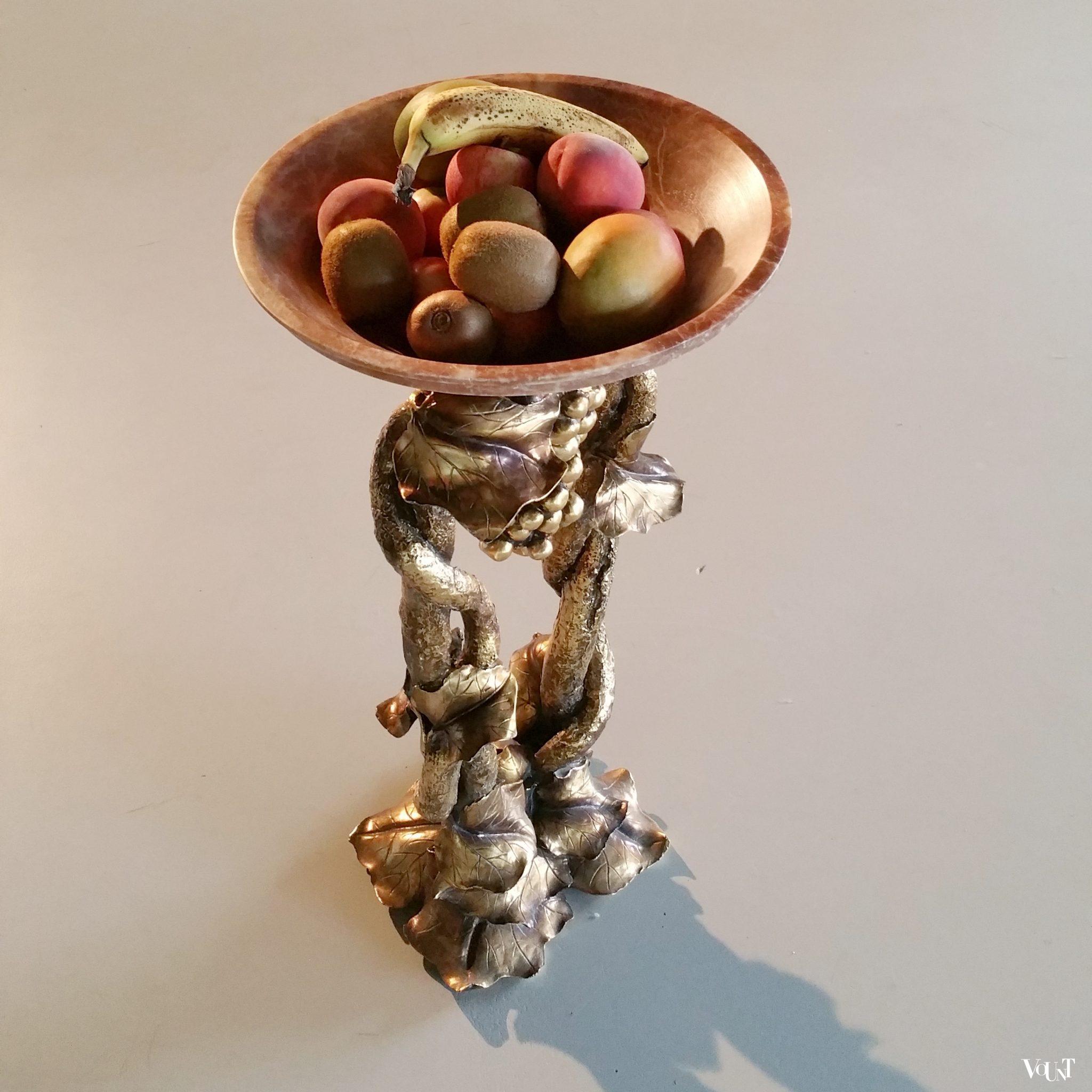 Fruitschaal van albast op goudkleurige wijnrank, jaren '60