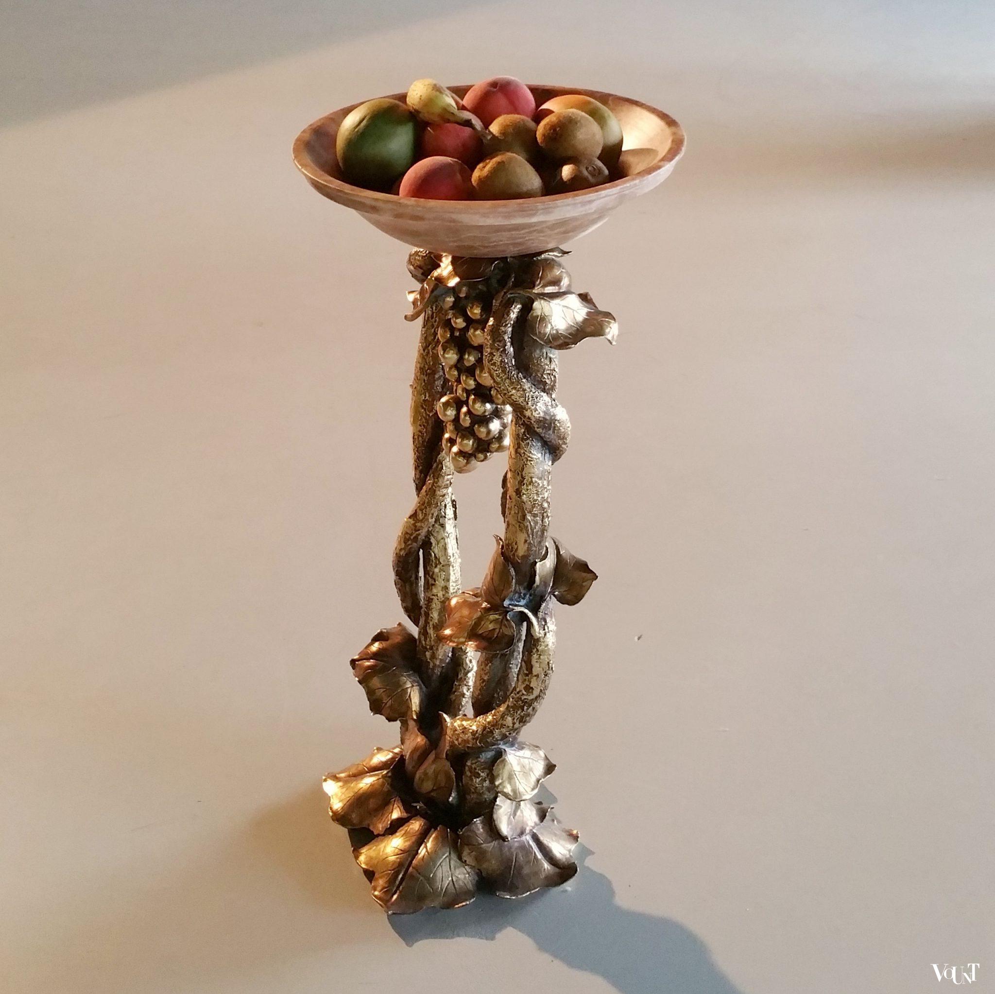 Fruitschaal van albast op goudkleurige wijnrank, jaren '60