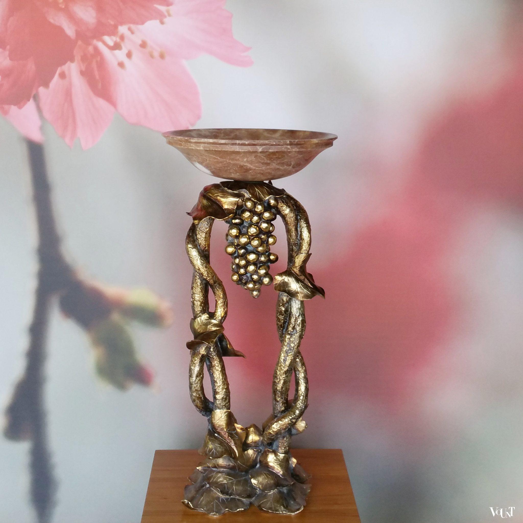 Fruitschaal van albast op goudkleurige wijnrank, jaren '60