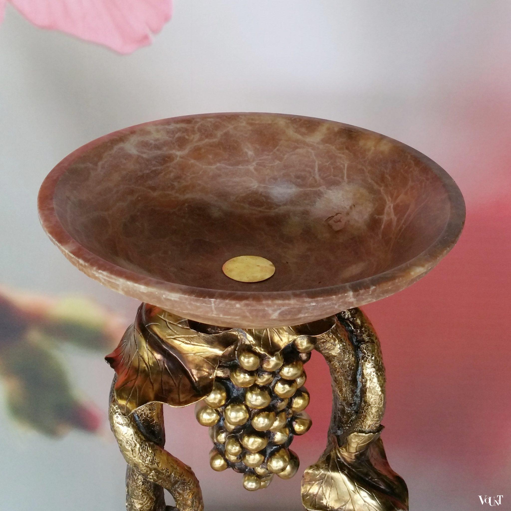 Fruitschaal van albast op goudkleurige wijnrank, jaren '60