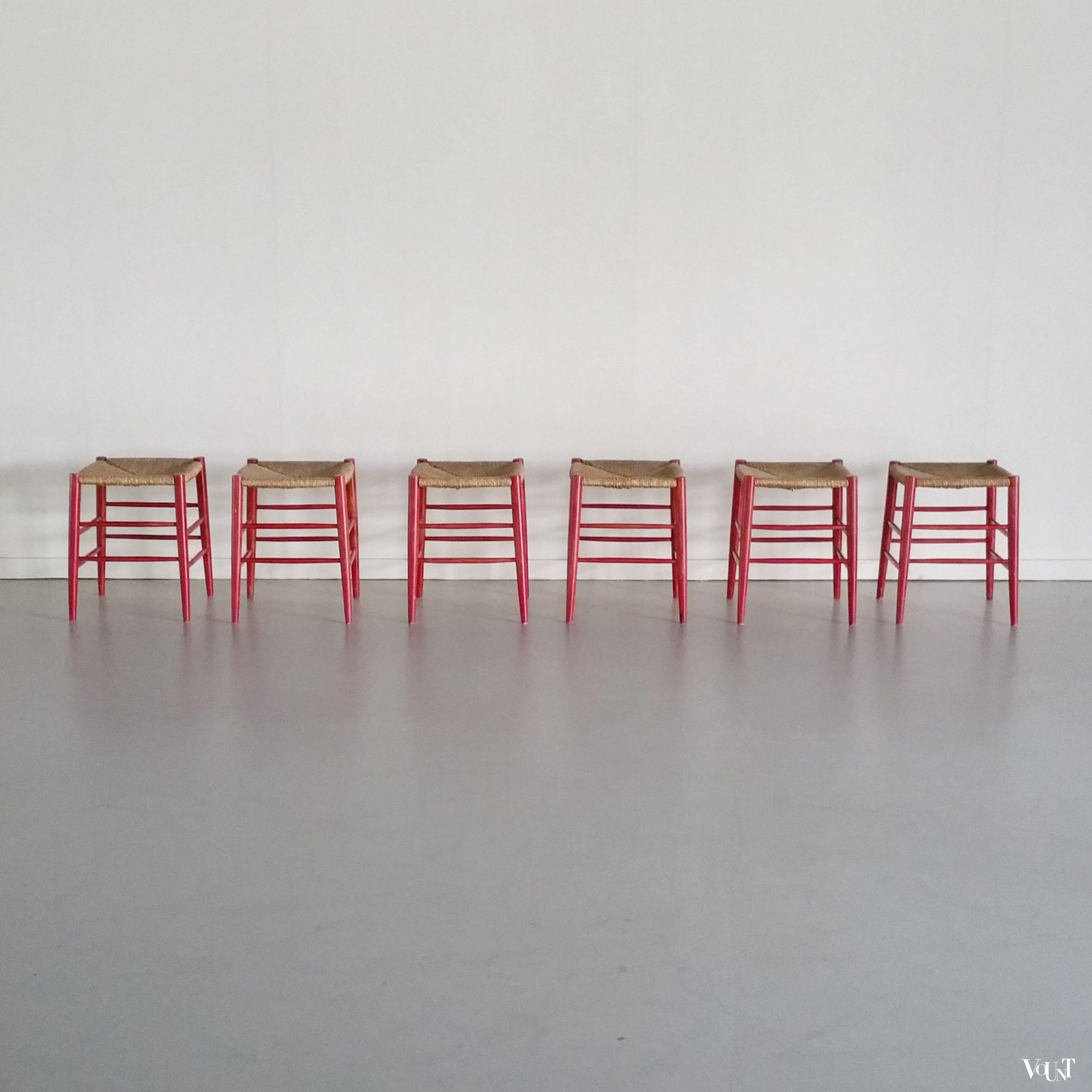 6 rode houten vintage krukken met biezen zitting