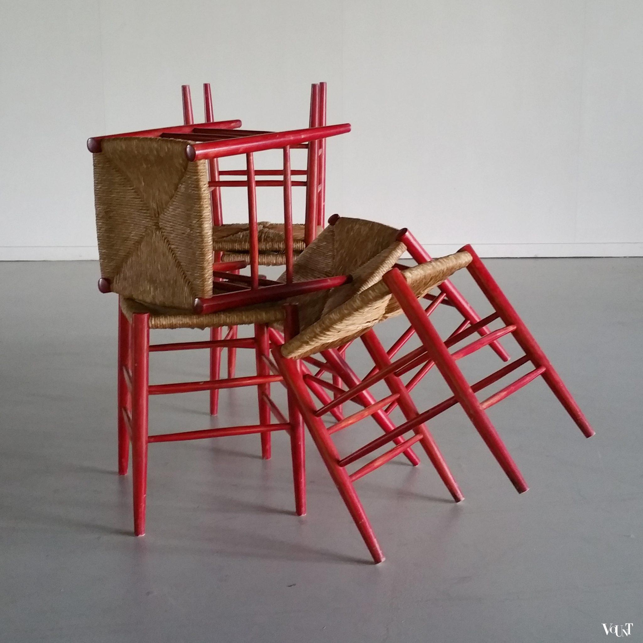 6 rode houten vintage krukken met biezen zitting