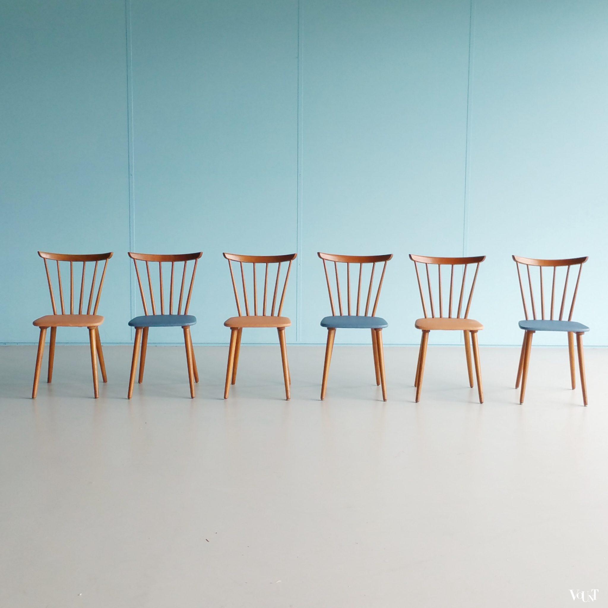 Set van 6 jaren '50/'60 spijlenstoeltjes met blauwe en zalmroze bekleding