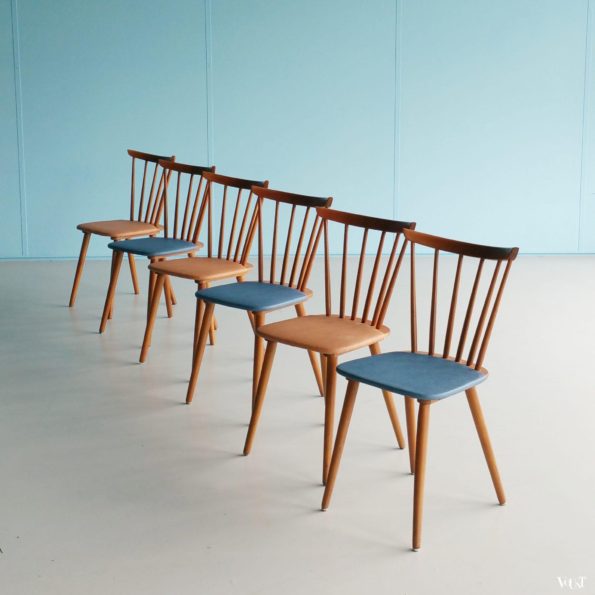Set van 6 jaren '50/'60 spijlenstoeltjes met blauwe en zalmroze bekleding