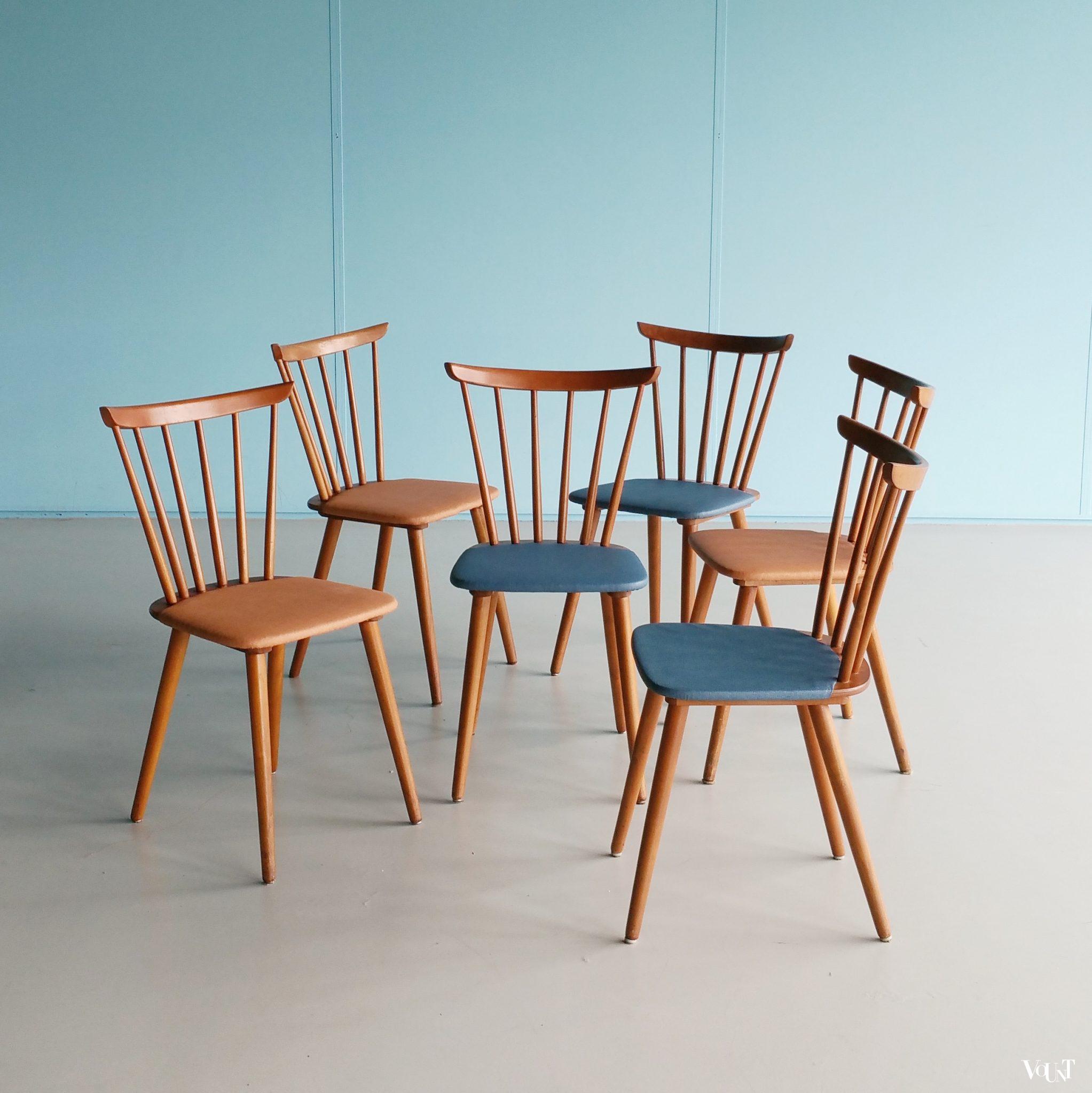 Set van 6 jaren '50/'60 spijlenstoeltjes met blauwe en zalmroze bekleding