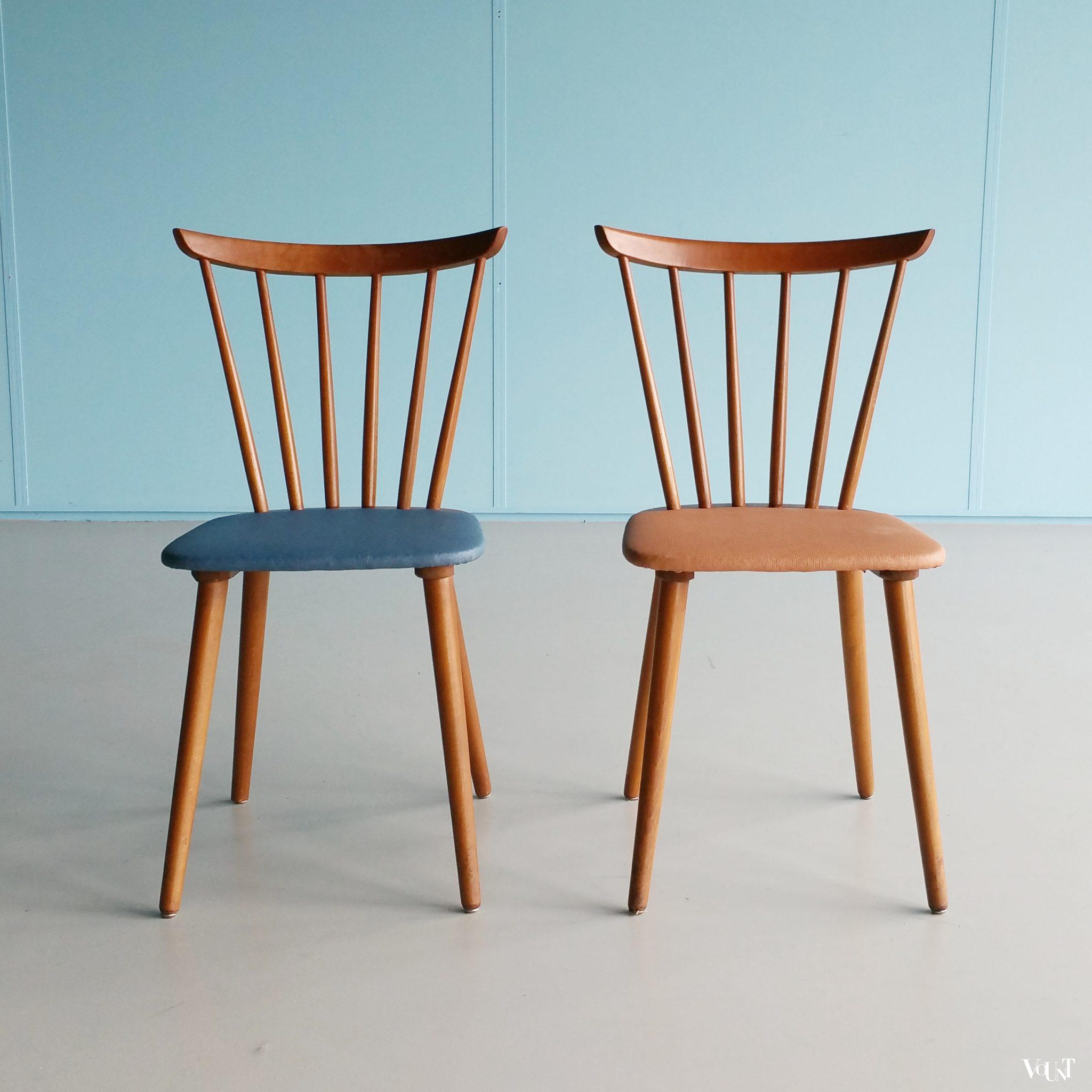 Set van 6 jaren '50/'60 spijlenstoeltjes met blauwe en zalmroze bekleding