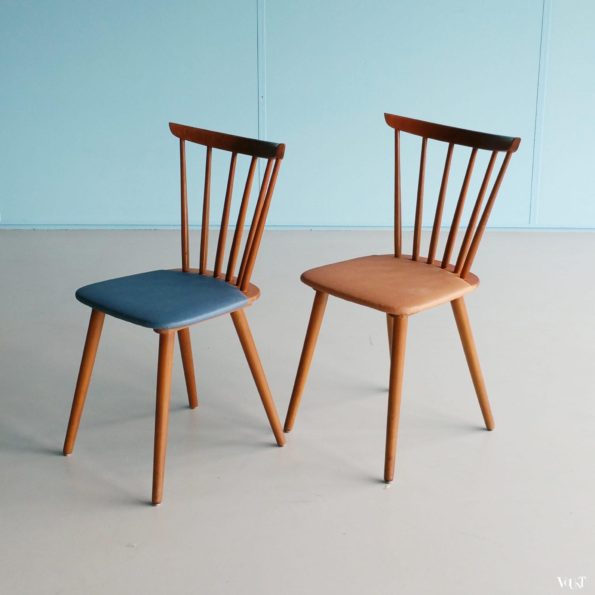 Set van 6 jaren '50/'60 spijlenstoeltjes met blauwe en zalmroze bekleding