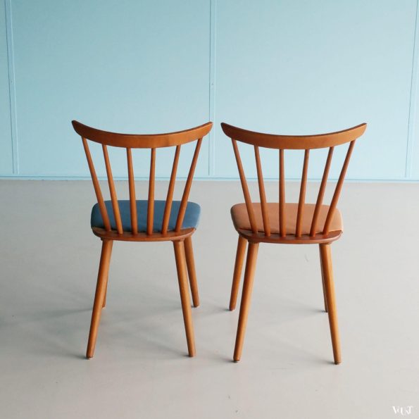 Set van 6 jaren '50/'60 spijlenstoeltjes met blauwe en zalmroze bekleding