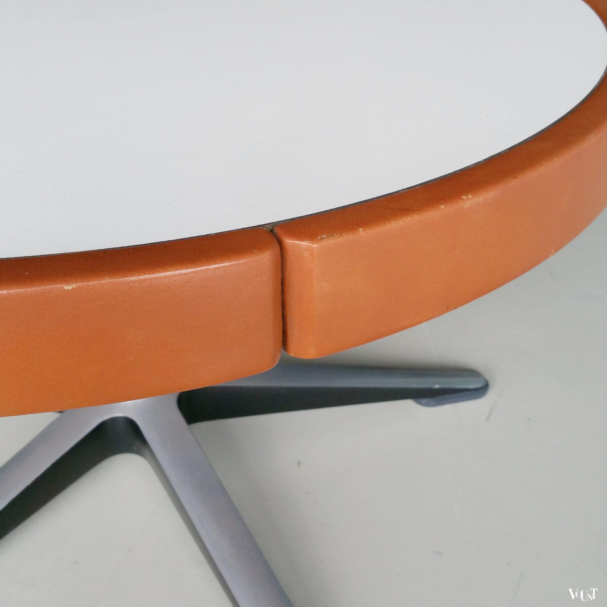 Ronde salontafel met leren rand, Hans Peter Piel voor Wilkhahn, jaren '60
