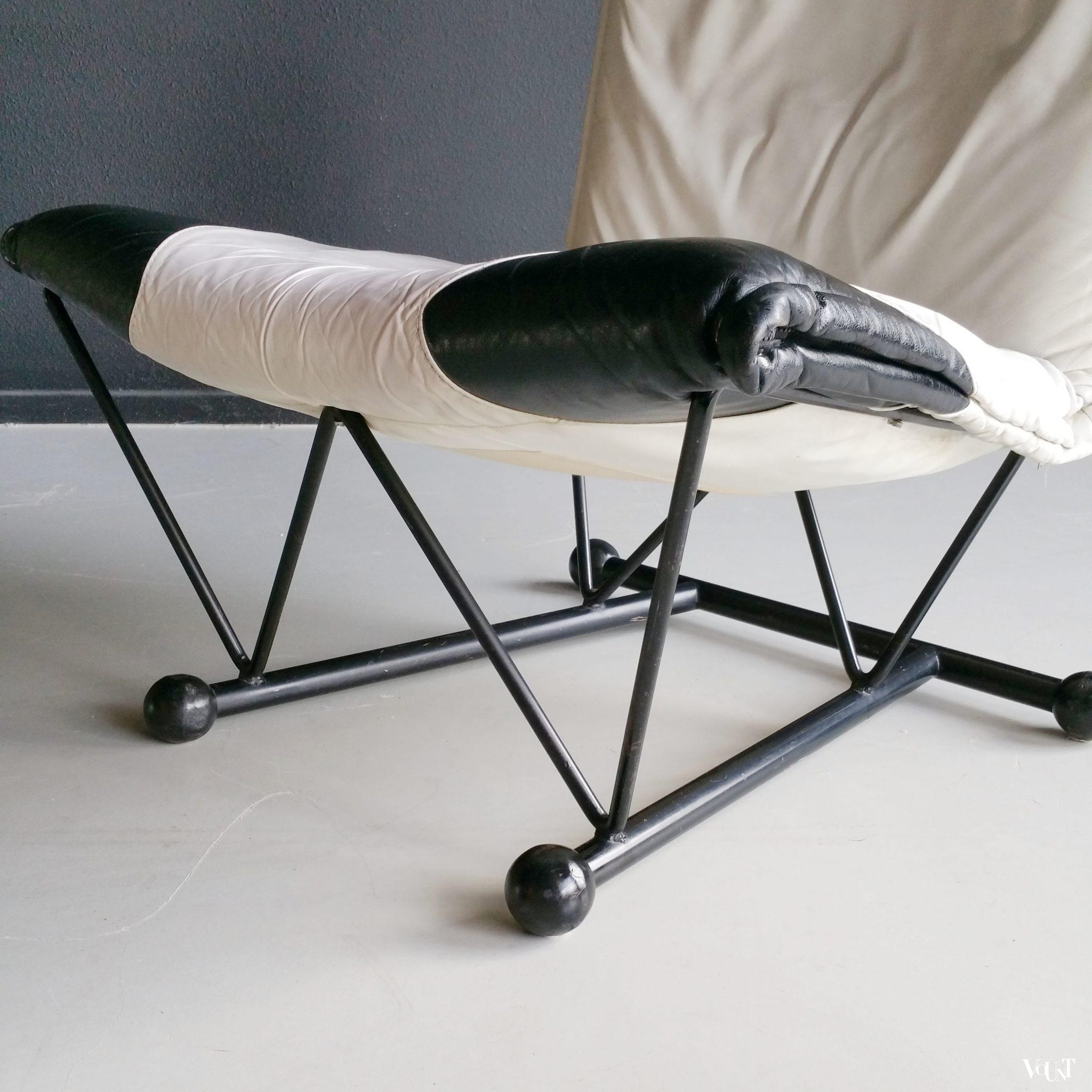 Wit-zwart leren fauteuil Flyer, Pierre Mazairac en Karel Boonzaaijer, jaren '80