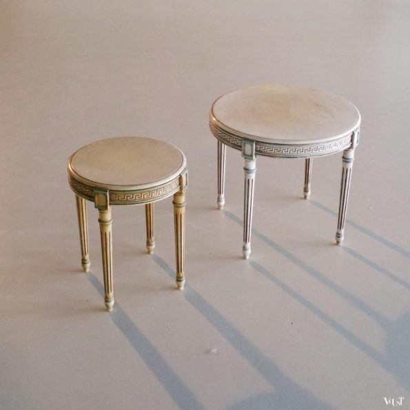 Set van 2 ronde houten bijzettafeltjes met meandermotief, jaren '60