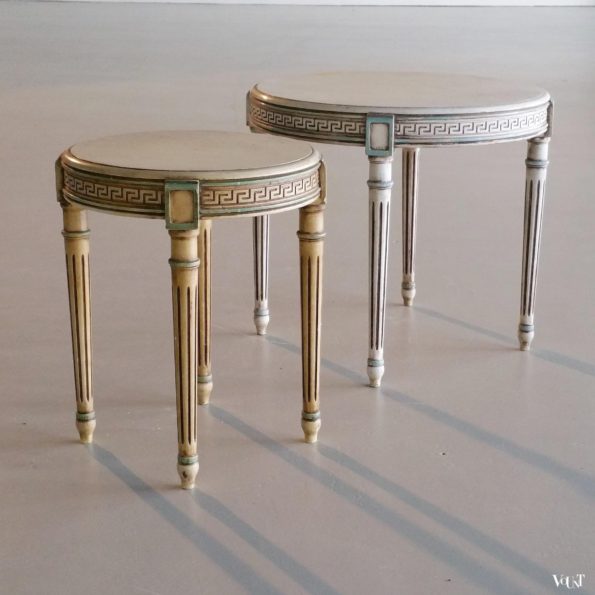 Set van 2 ronde houten bijzettafeltjes met meandermotief, jaren '60